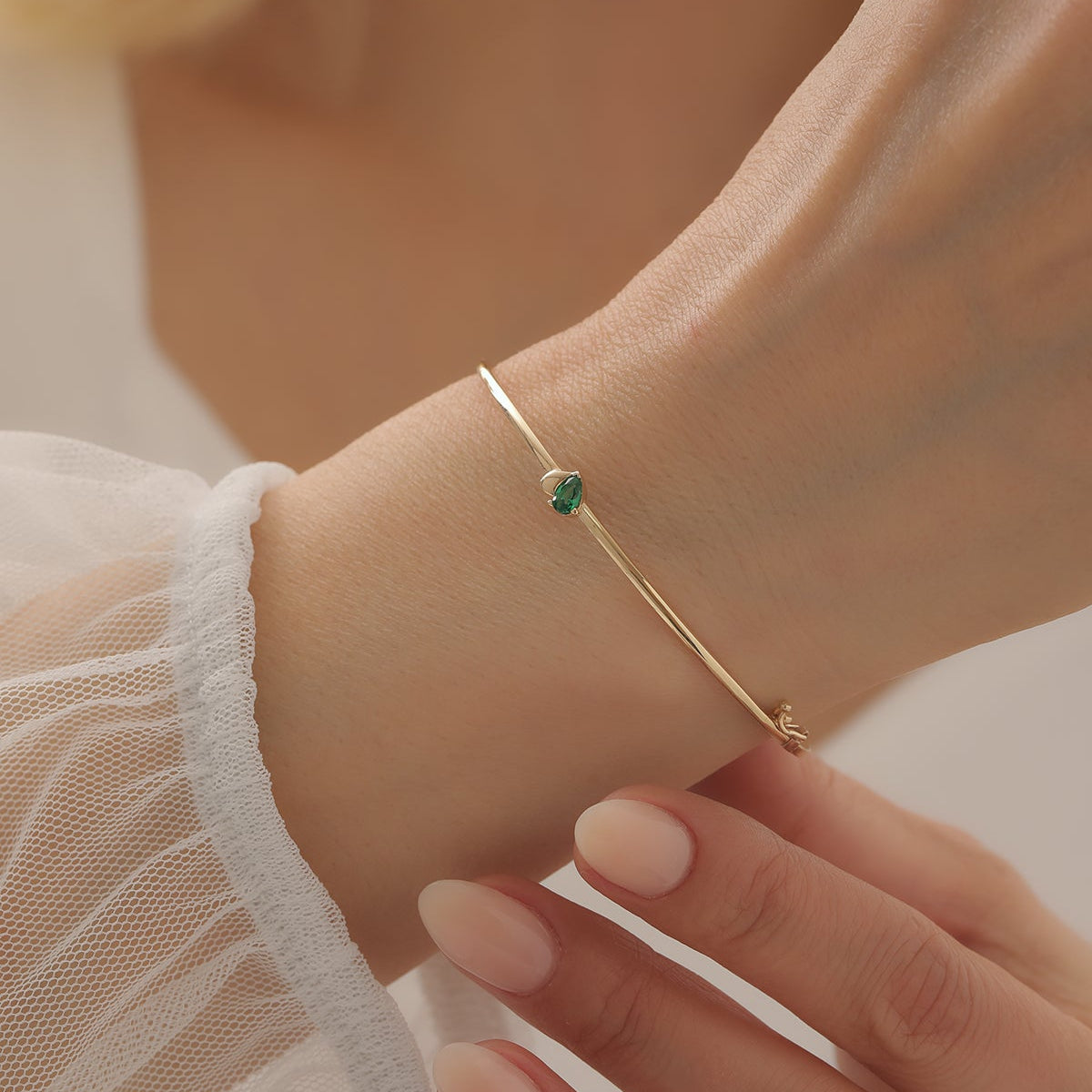 MINIMALISTISCHES HERZ MIT STEINEN-HANDSCHELLENARMBAND | 14K GOLD