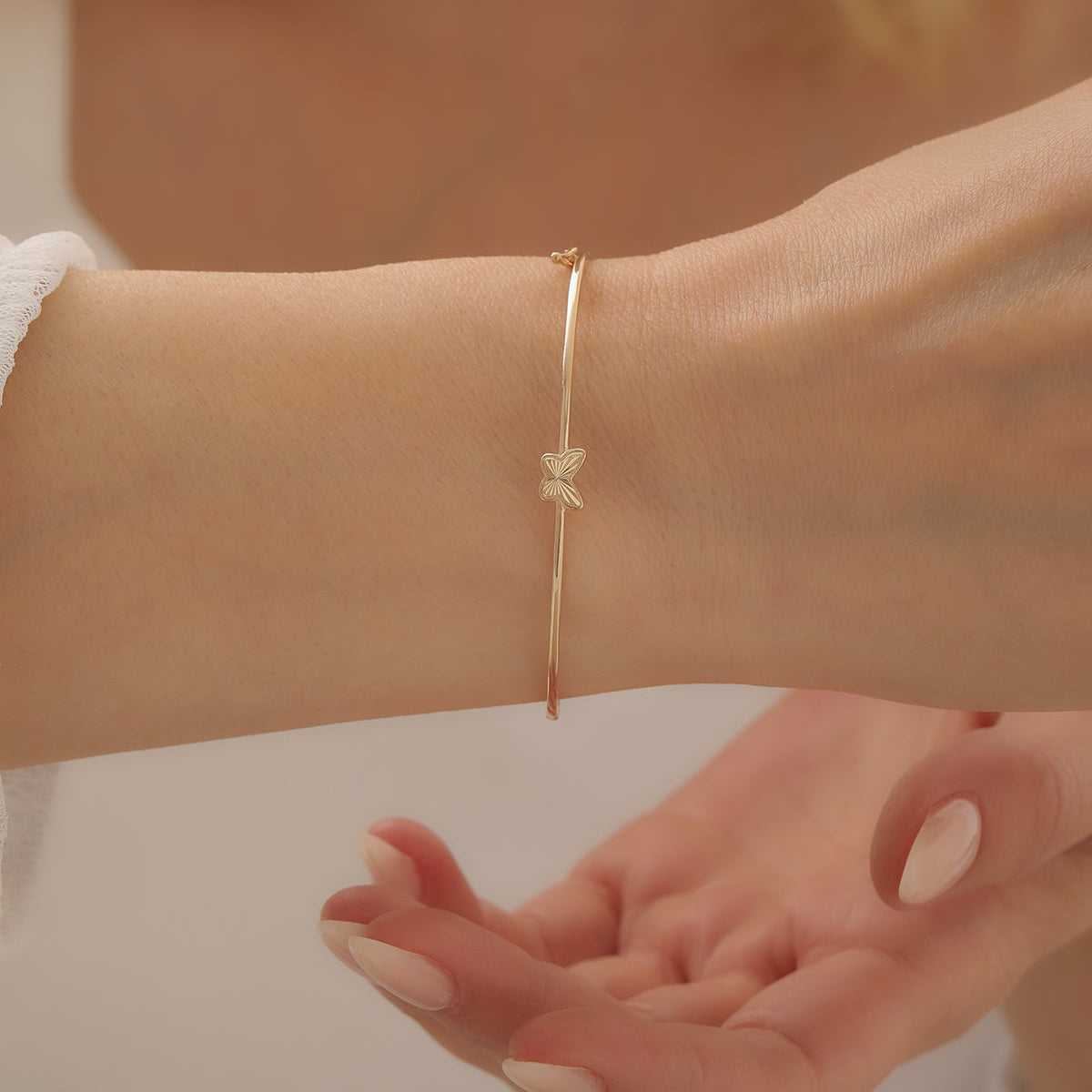 MIT SCHMETTERLINGS-DETAIL HANDSCHELLENARMBAND | 14K GOLD