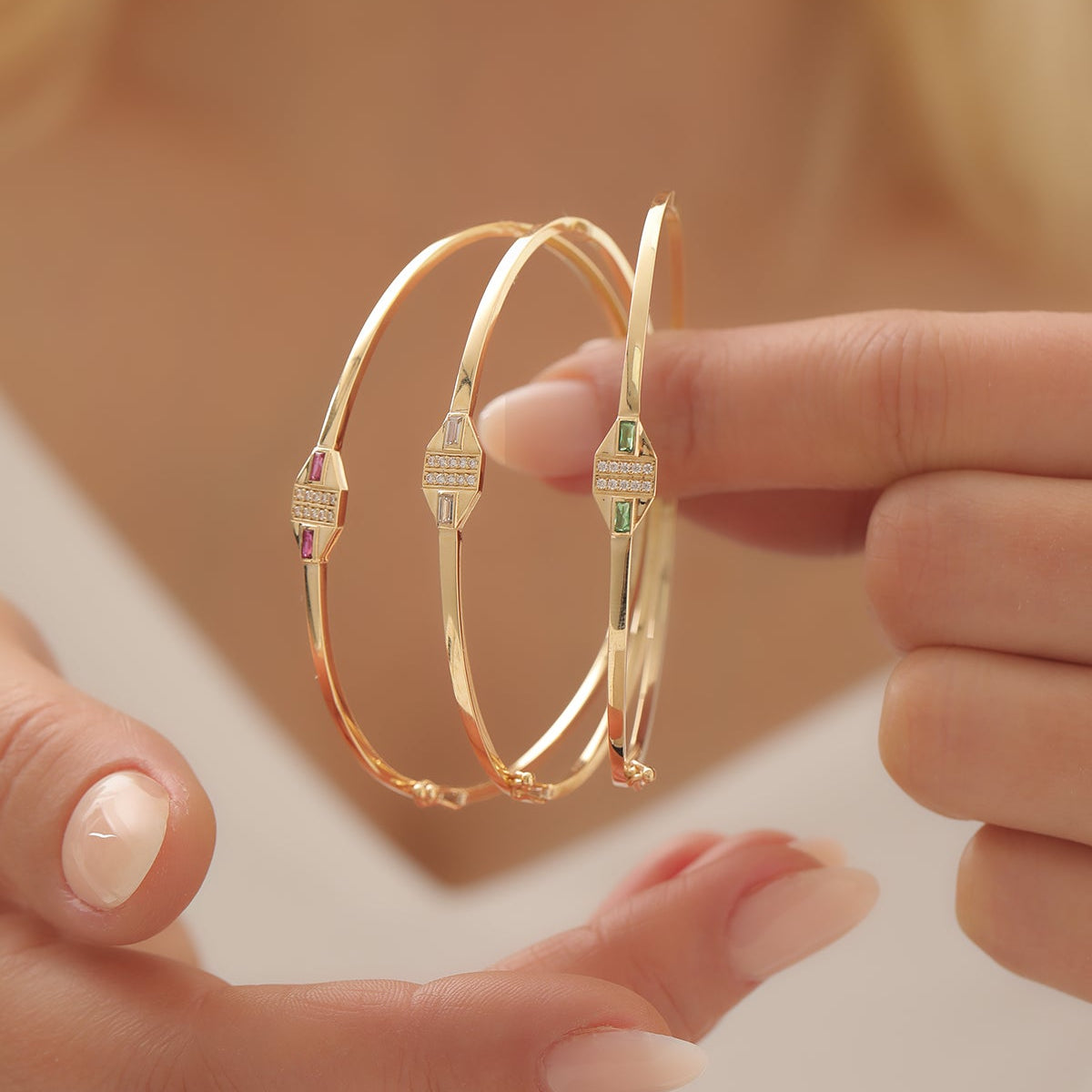 MIT FARBIGEN BAGUETTE-STEINEN HANDSCHELLENARMBAND | 14K GOLD