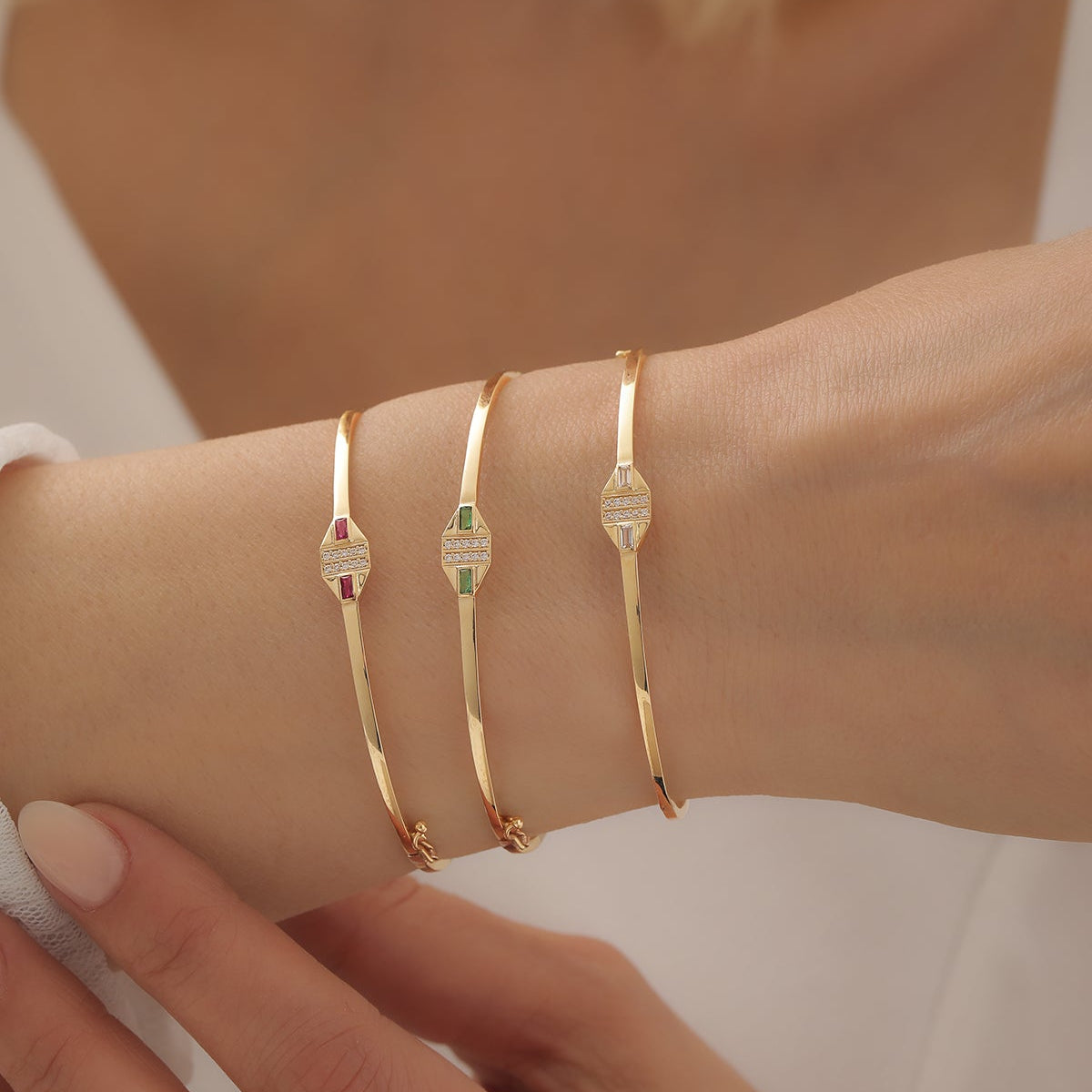 MIT FARBIGEN BAGUETTE-STEINEN HANDSCHELLENARMBAND | 14K GOLD