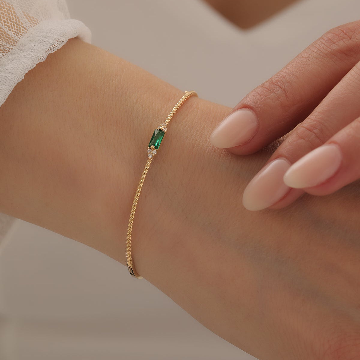 GEDREHTES BAGUETTE-STEINEN HANDSCHELLENARMBAND | 14K GOLD