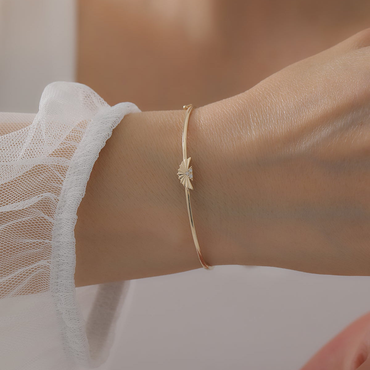 MIT SONNENUNTERGANGS-DETAIL HANDSCHELLENARMBAND | 14K GOLD