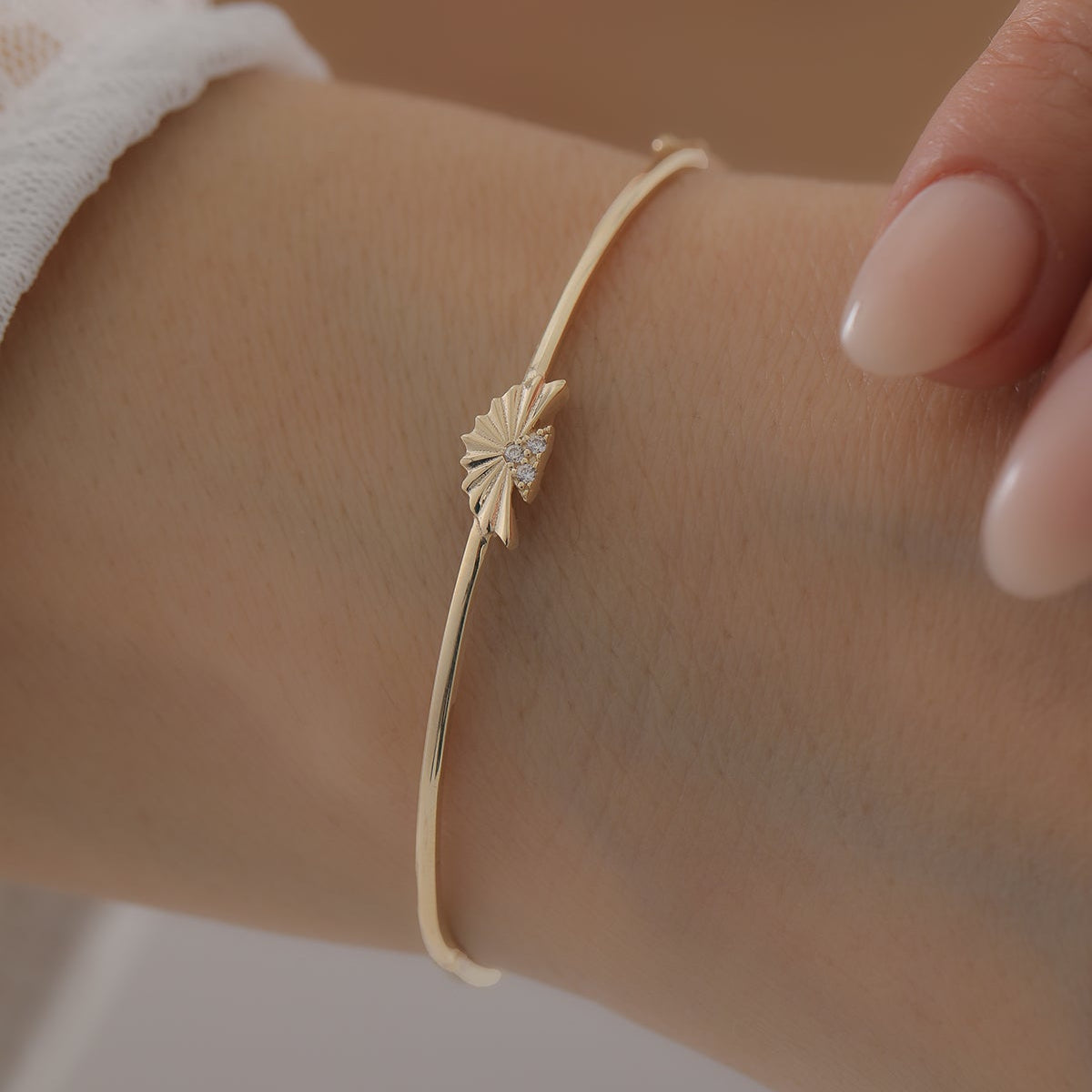 MIT SONNENUNTERGANGS-DETAIL HANDSCHELLENARMBAND | 14K GOLD