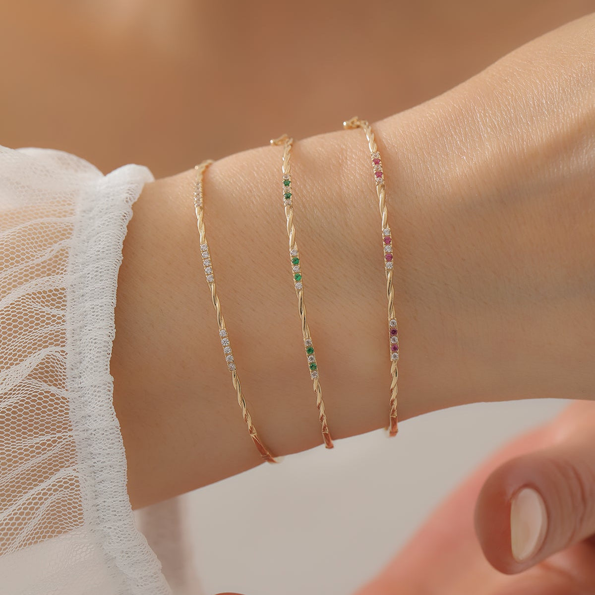 GEDREHTES HANDSCHELLENARMBAND | 14K GOLD