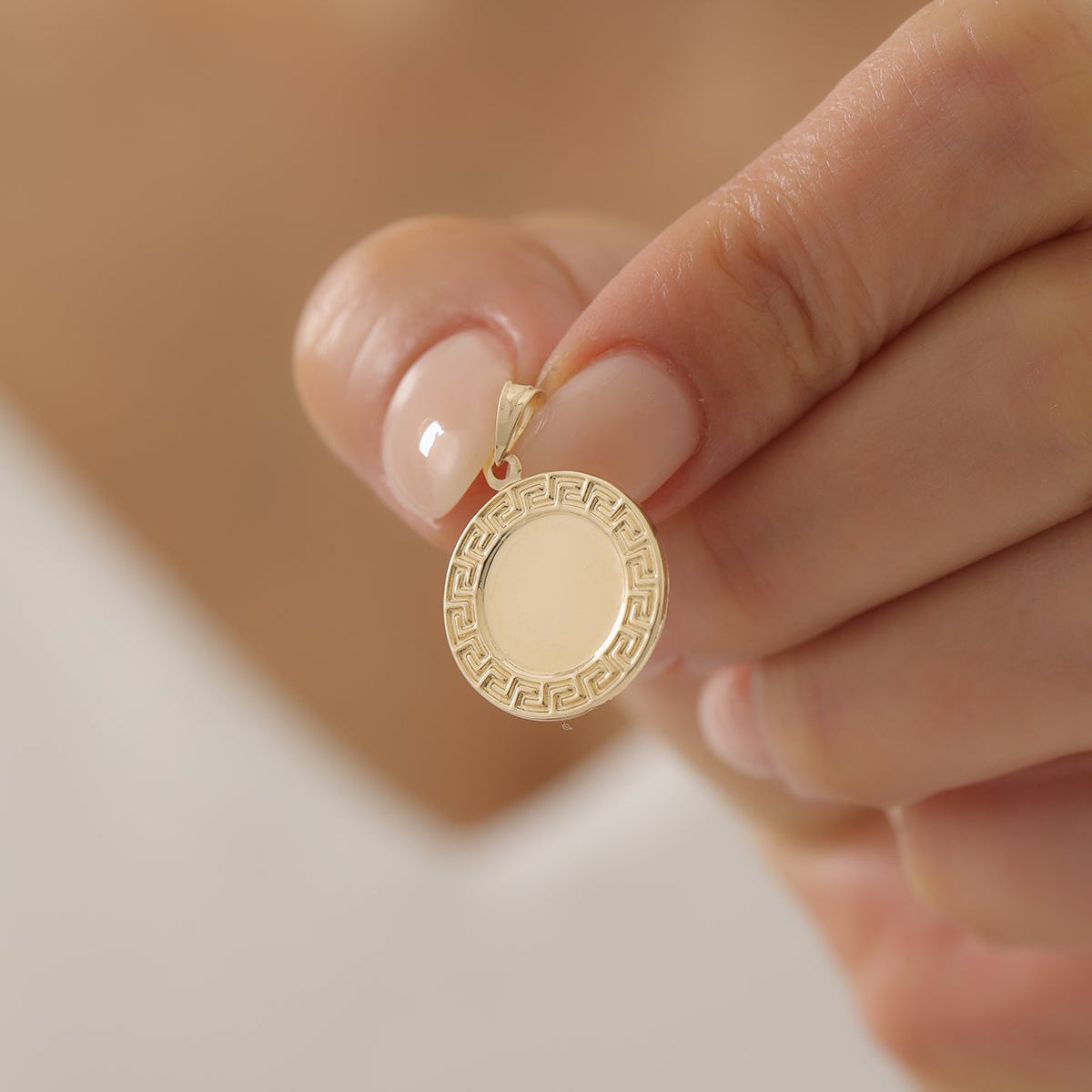 RUNDE GRAVUR-PLAKETTE IM GRIECHISCHEN DESIGN-ANHÄNGER | 14K GOLD