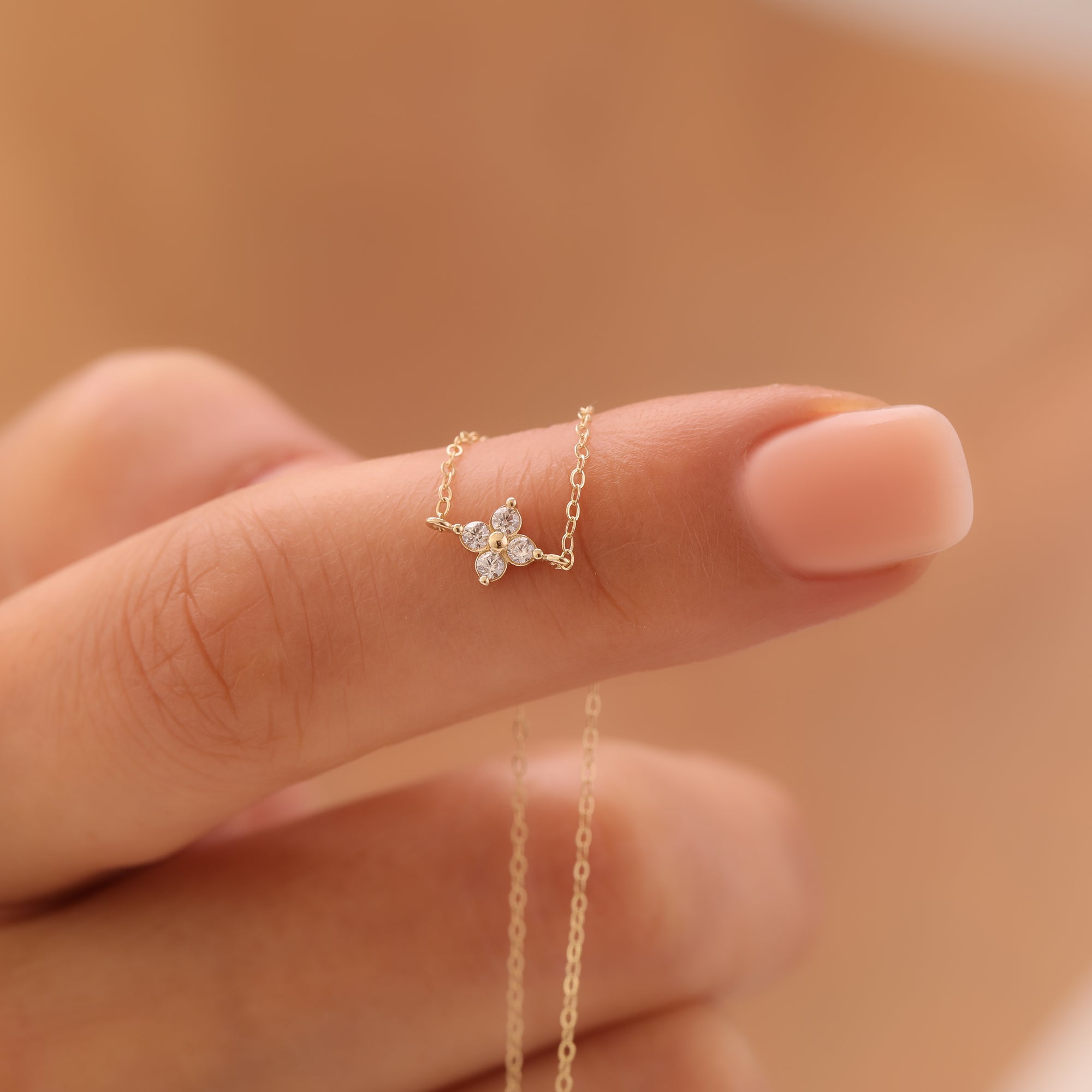 VIERSTEINIGE MINIMALISTISCHE BLUME ARMKETTE | 14K GOLD