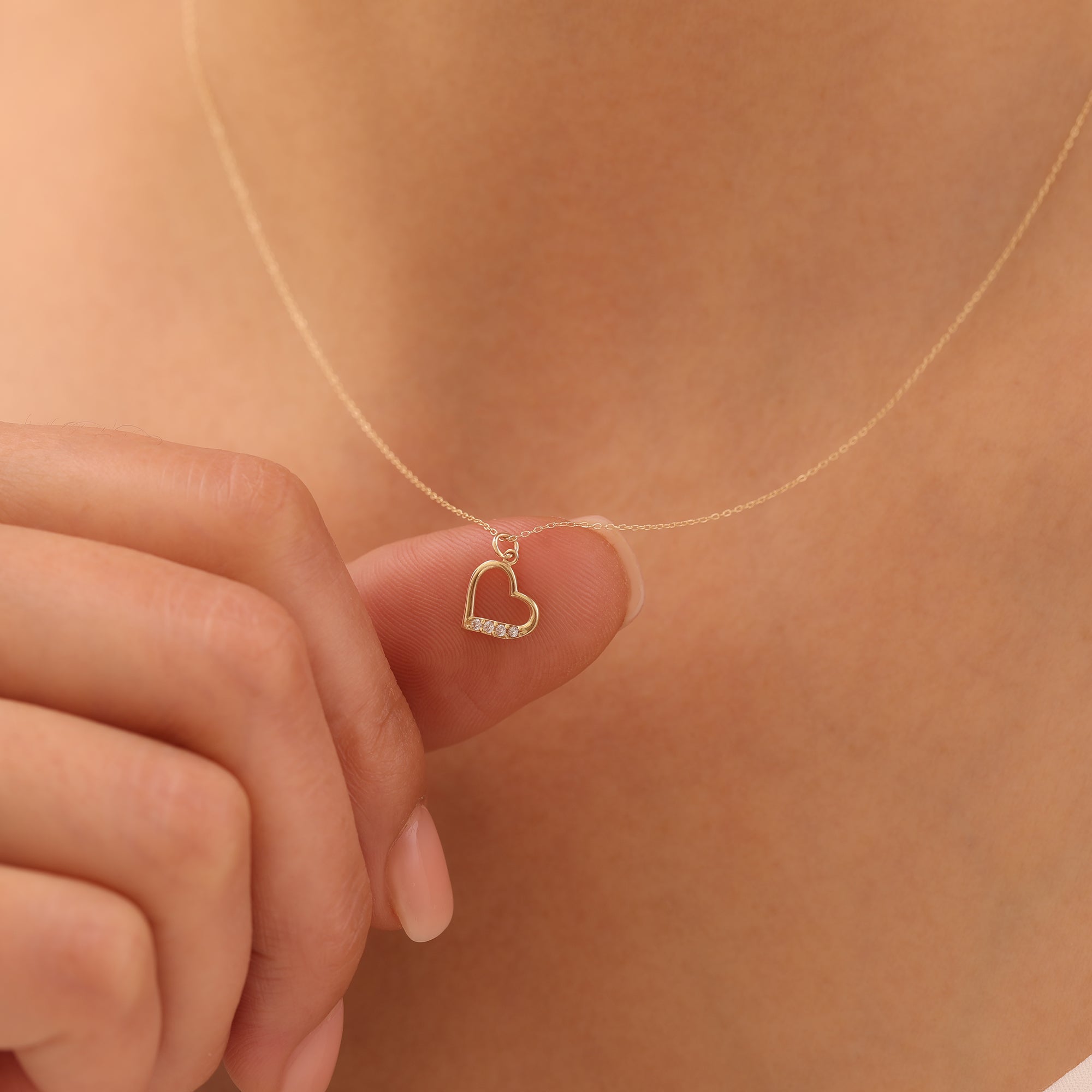 STEINBESSETZTES MINIMALHERZ HALSKETTE | 14K GOLD