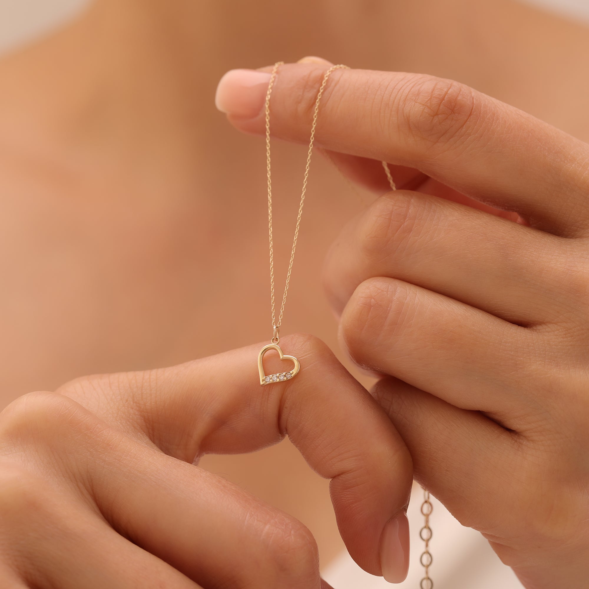 STEINBESSETZTES MINIMALHERZ HALSKETTE | 14K GOLD