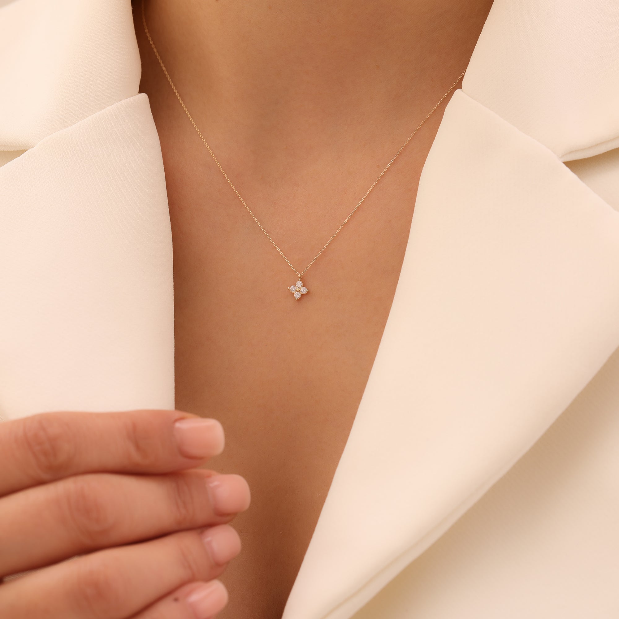 ELEGANTE BLUME MIT ZIRKONSTEIN HALSKETTE | 14K GOLD