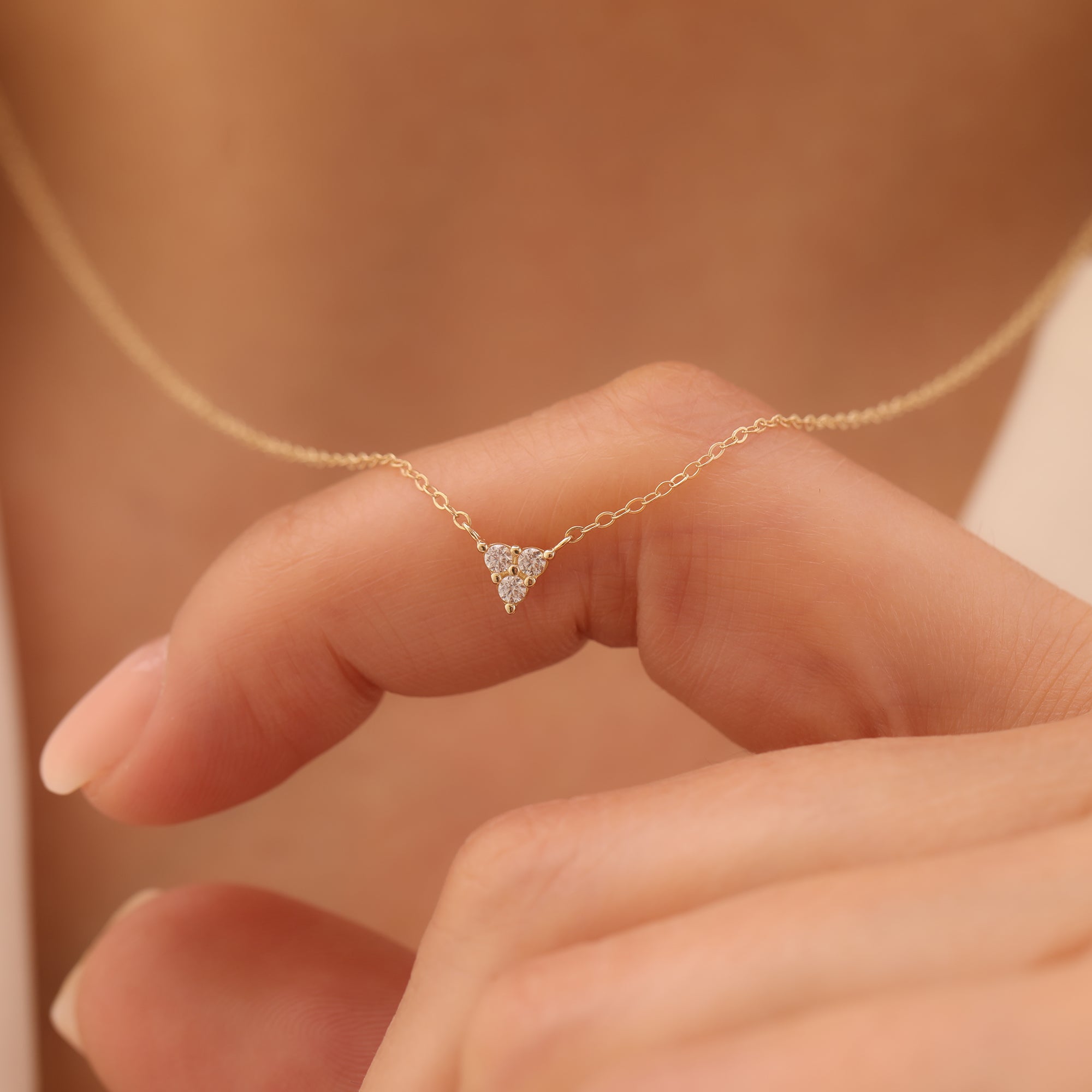 MINIMALISTISCHES DREIECK MIT ZIRKONSTEIN HALSKETTE | 14K GOLD