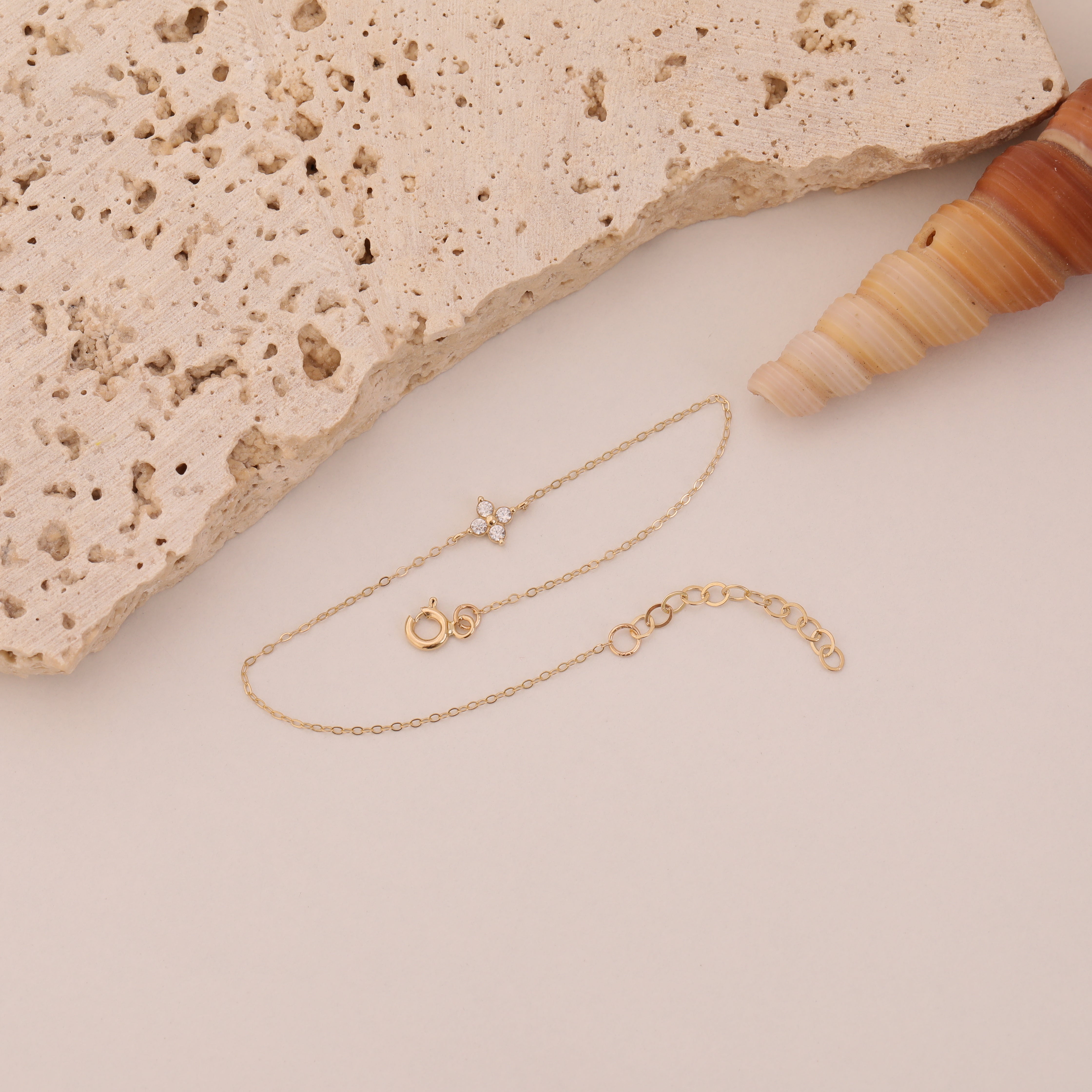 VIERSTEINIGE MINIMALISTISCHE BLUME ARMKETTE | 14K GOLD