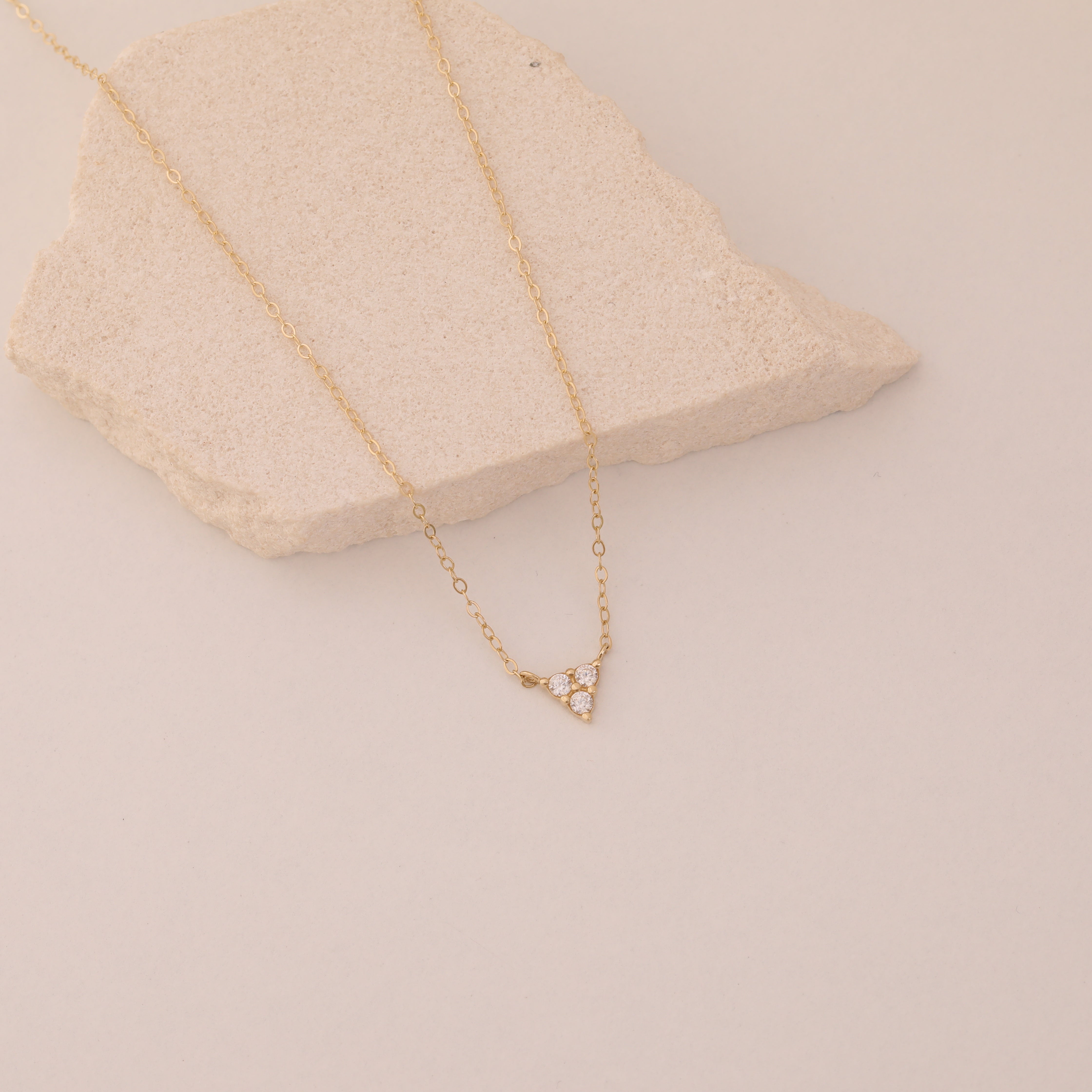 MINIMALISTISCHES DREIECK MIT ZIRKONSTEIN HALSKETTE | 14K GOLD
