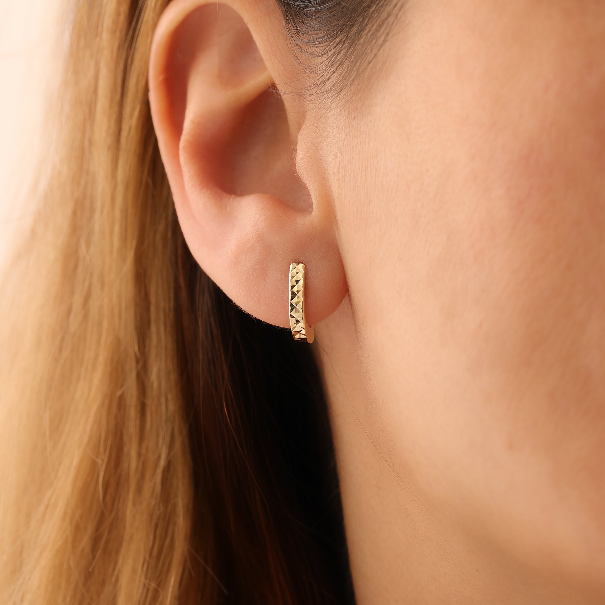 MIT STIFT- UND MUSTERDESIGN OHRRINGE | 14K GOLD