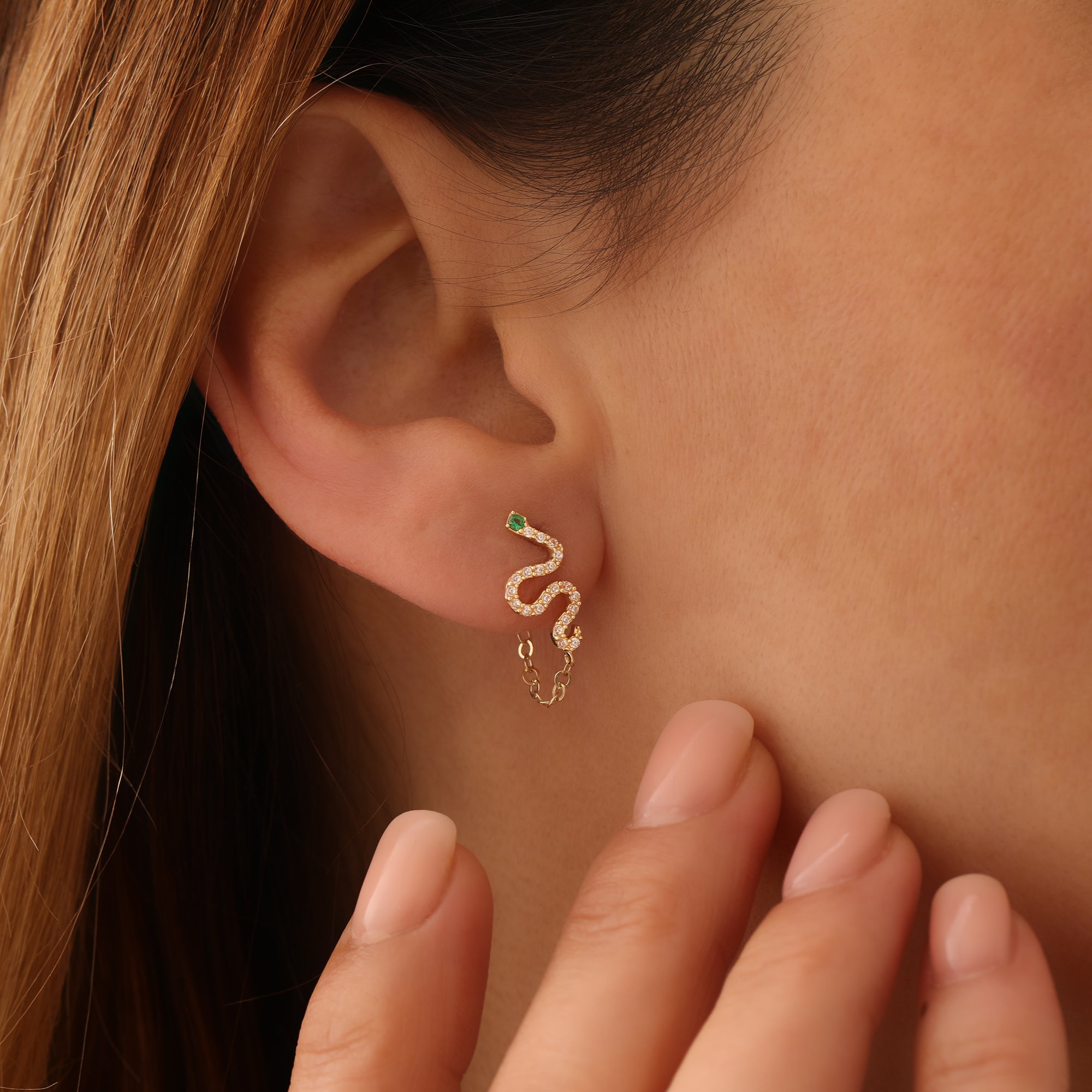 ZIRKONSTEIN- UND GRÜNE-AUGEN-HÄNGENDE SCHLANGEN-OHRRINGE | 14K GOLD