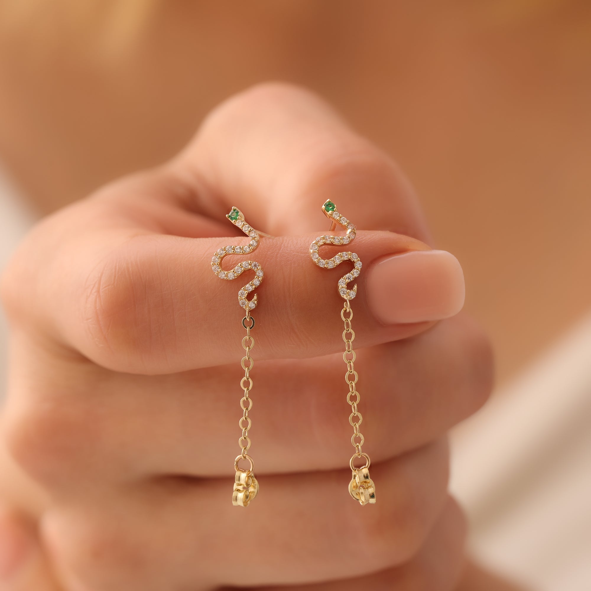 ZIRKONSTEIN- UND GRÜNE-AUGEN-HÄNGENDE SCHLANGEN-OHRRINGE | 14K GOLD