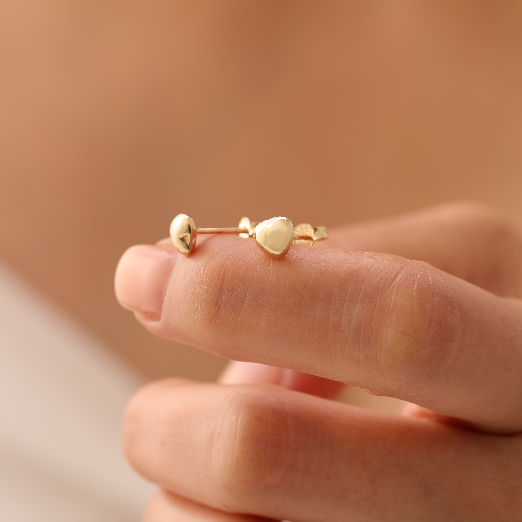 MINIMALE GEWÖLBTE HERZ-OHRRINGE | 14K GOLD