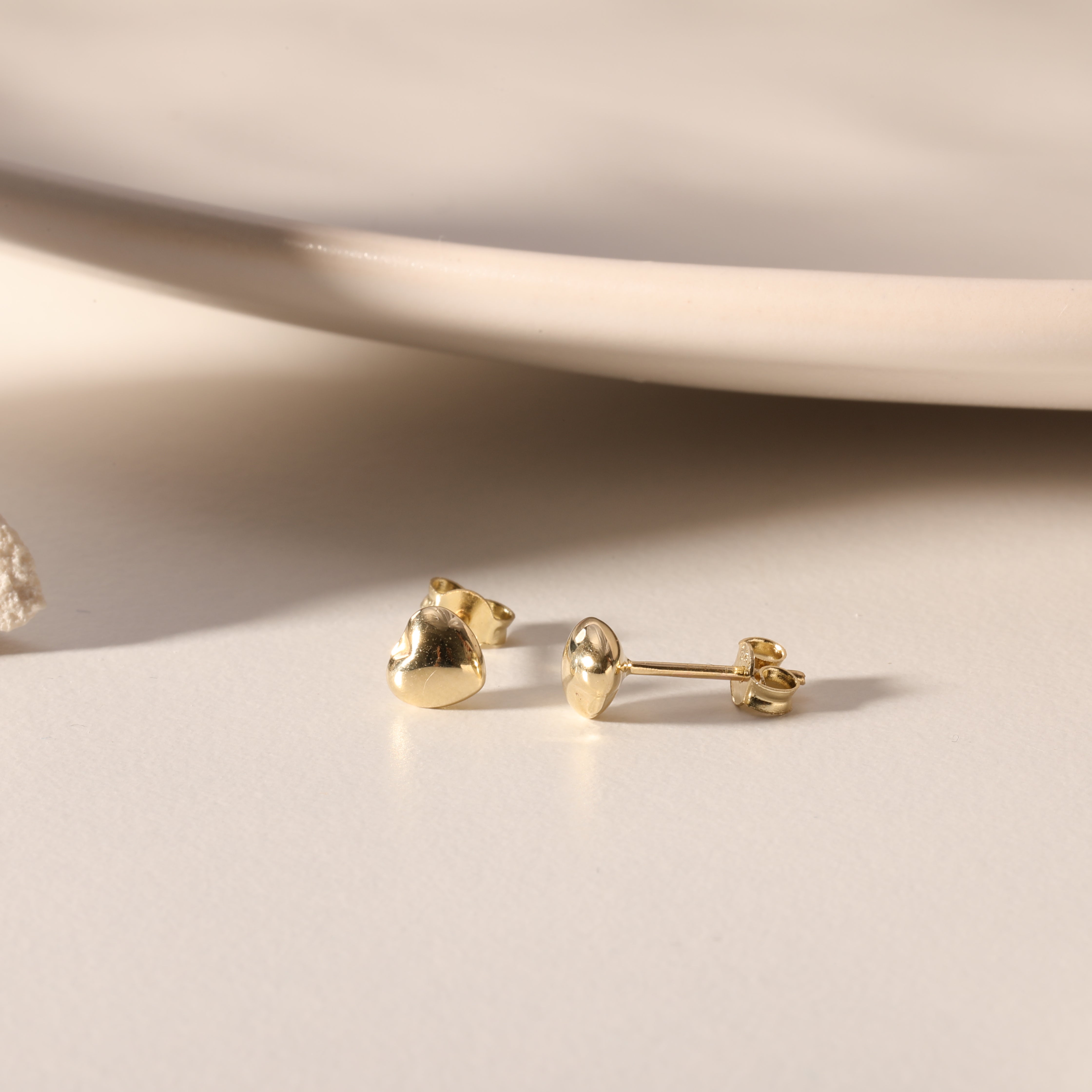 MINIMALE GEWÖLBTE HERZ-OHRRINGE | 14K GOLD