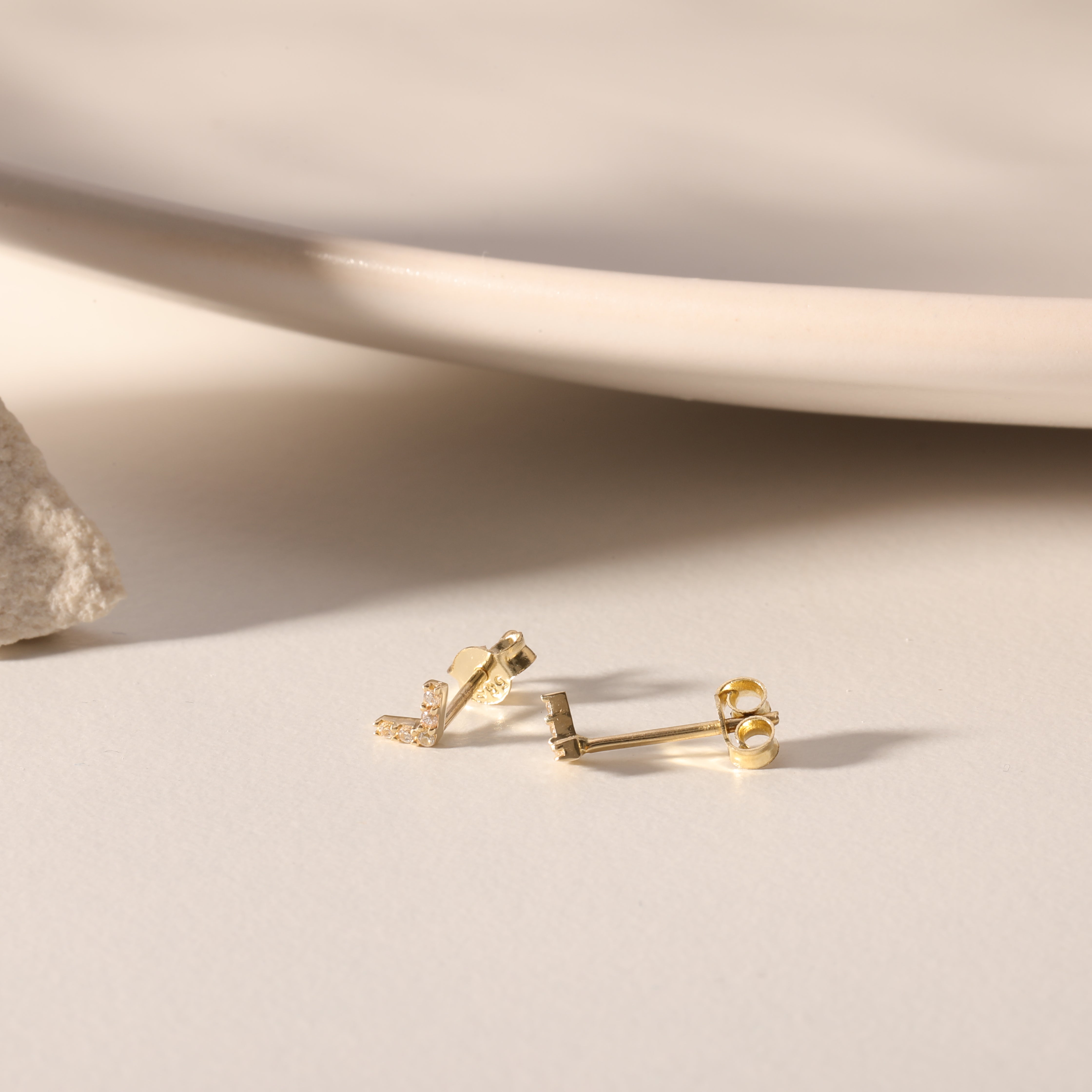 MINIMALE ZIRKONSTEIN-V-OHRRINGE | 14K GOLD