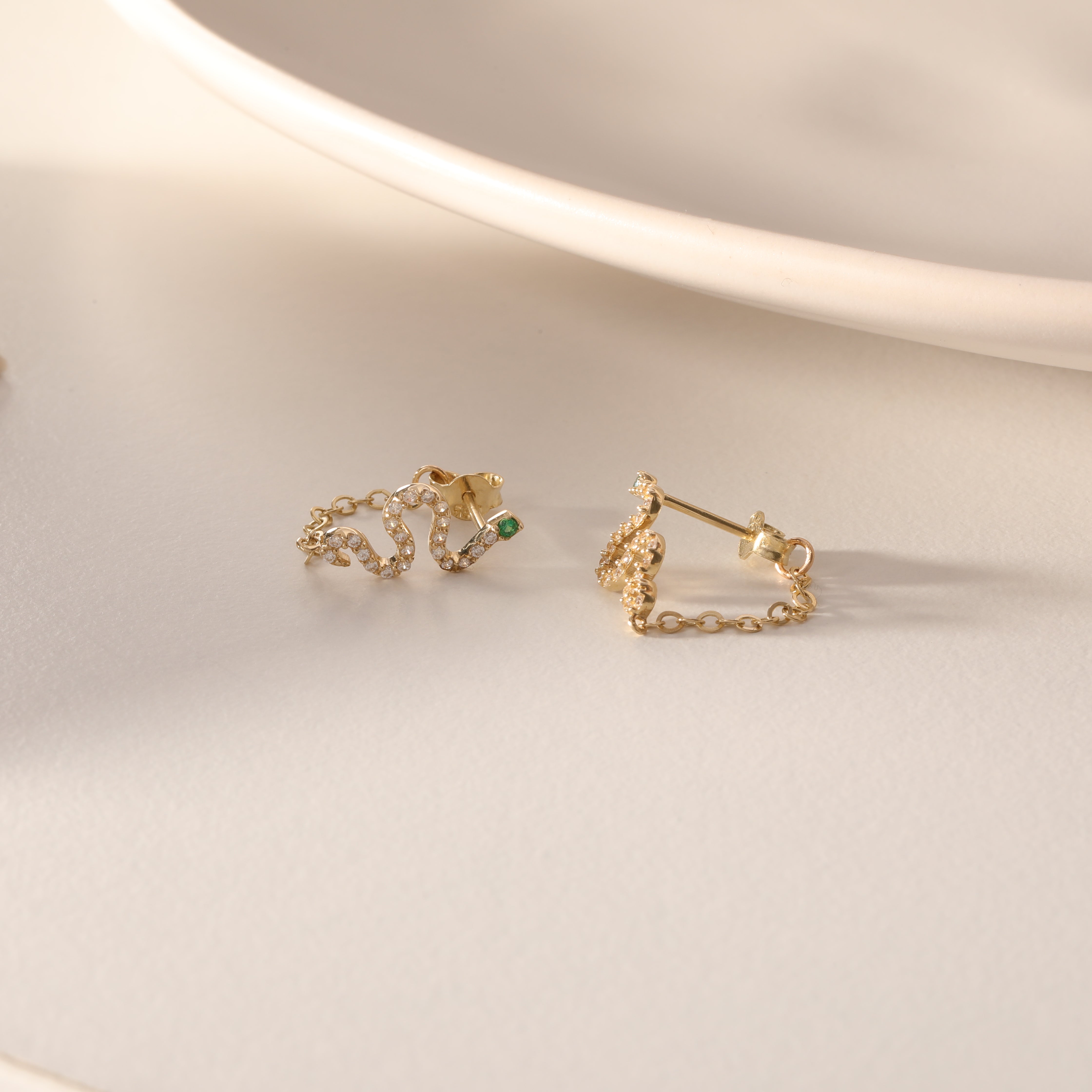 ZIRKONSTEIN- UND GRÜNE-AUGEN-HÄNGENDE SCHLANGEN-OHRRINGE | 14K GOLD
