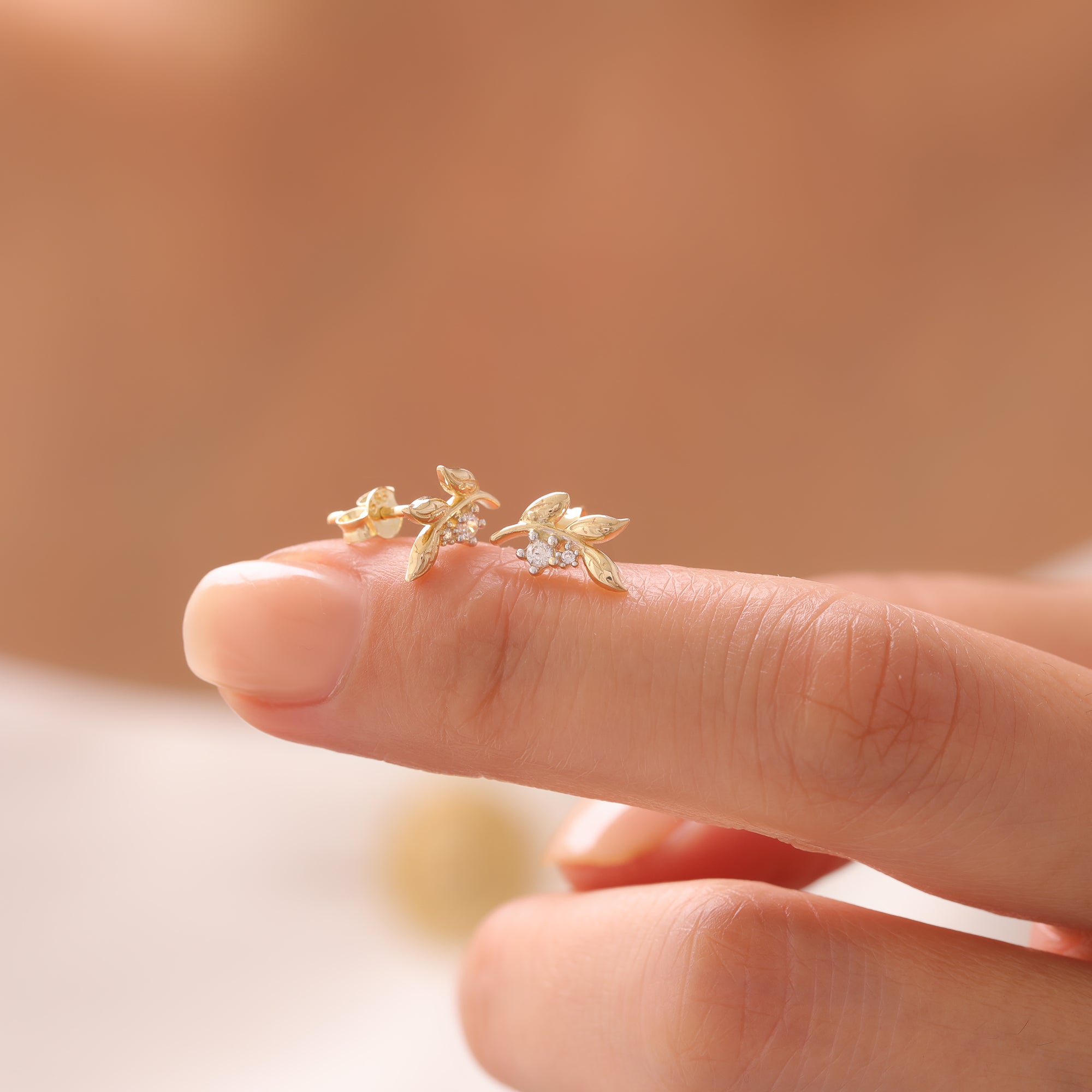 ZIRKONSTEIN BLATT DESIGN OHRRINGE | 14K GOLD