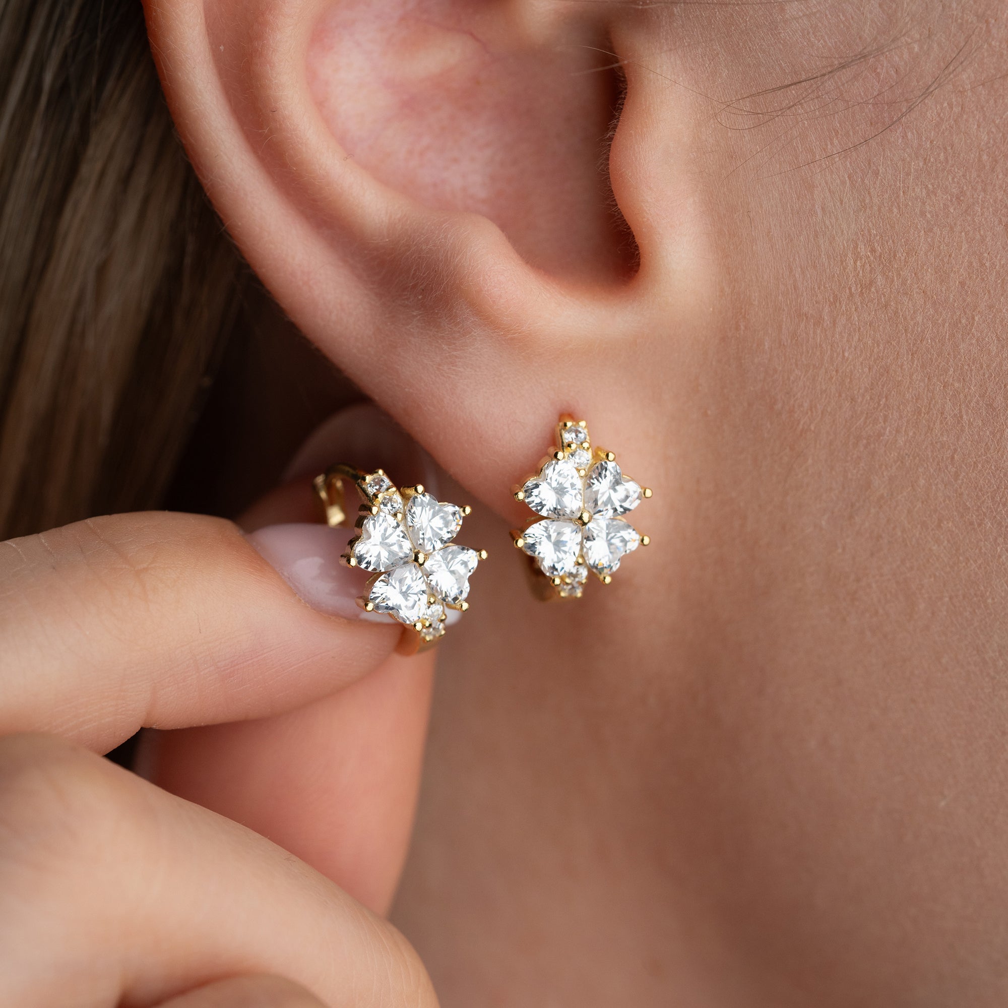 MINIMALISTISCHE BLUME MIT KRISTALLSTEIN OHRRINGE | 925 SILBER