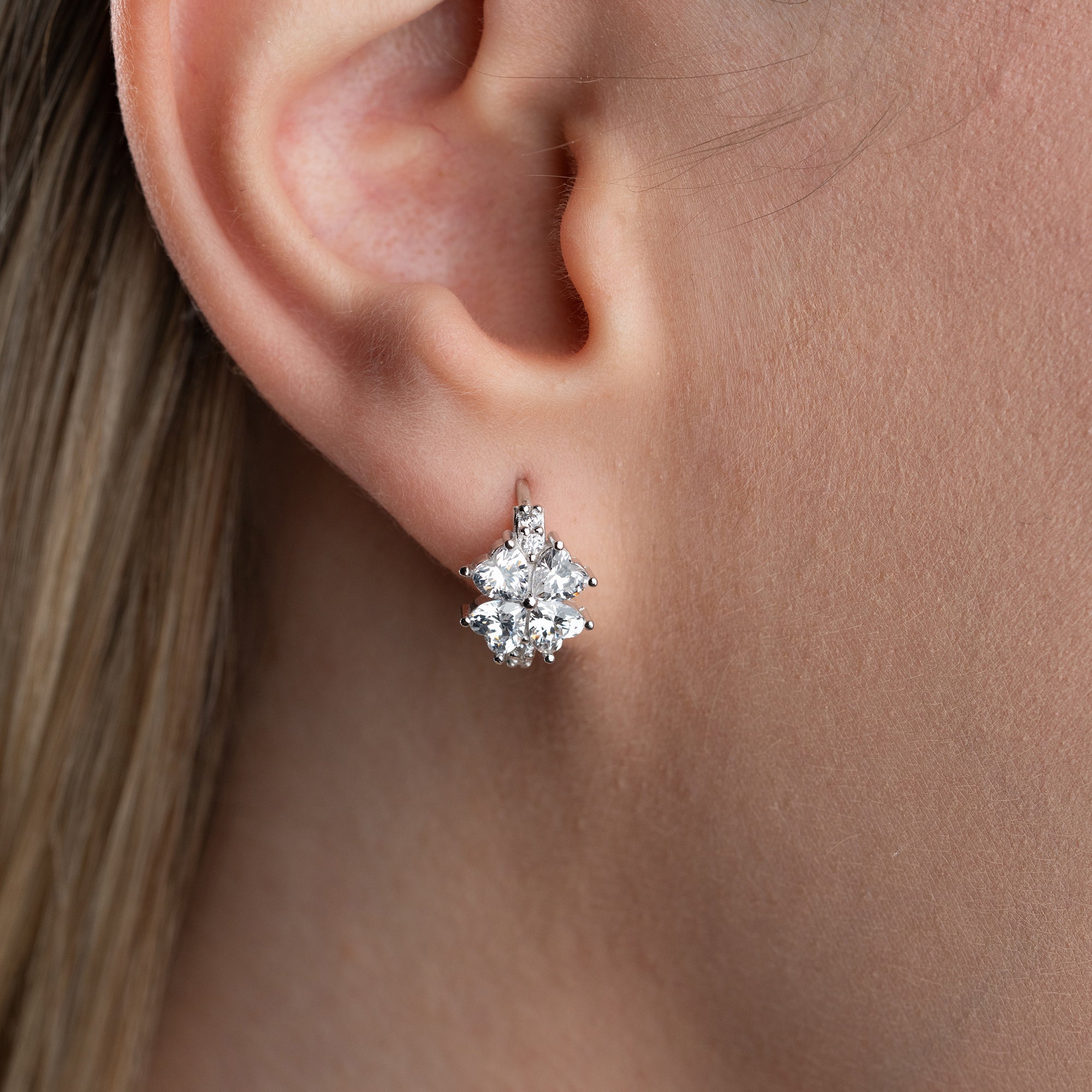 MINIMALISTISCHE BLUME AUS SILBER MIT KRISTALLSTEIN OHRRINGE | 925 SILBER