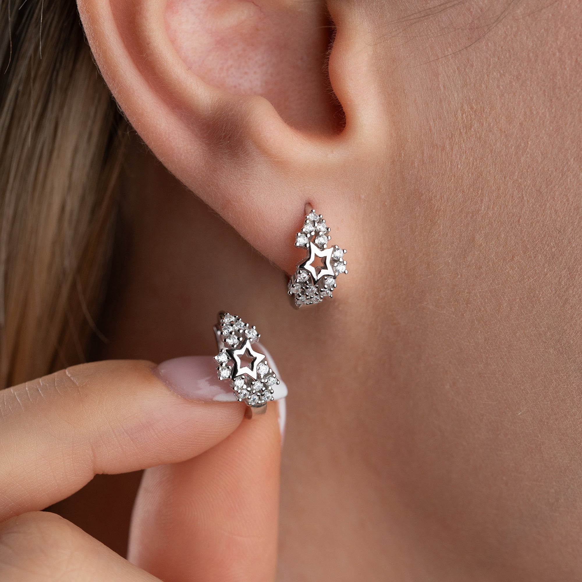 MINIMALISTISCHER STERN AUS SILBER MIT STEIN OHRRINGE | 925 SILBER