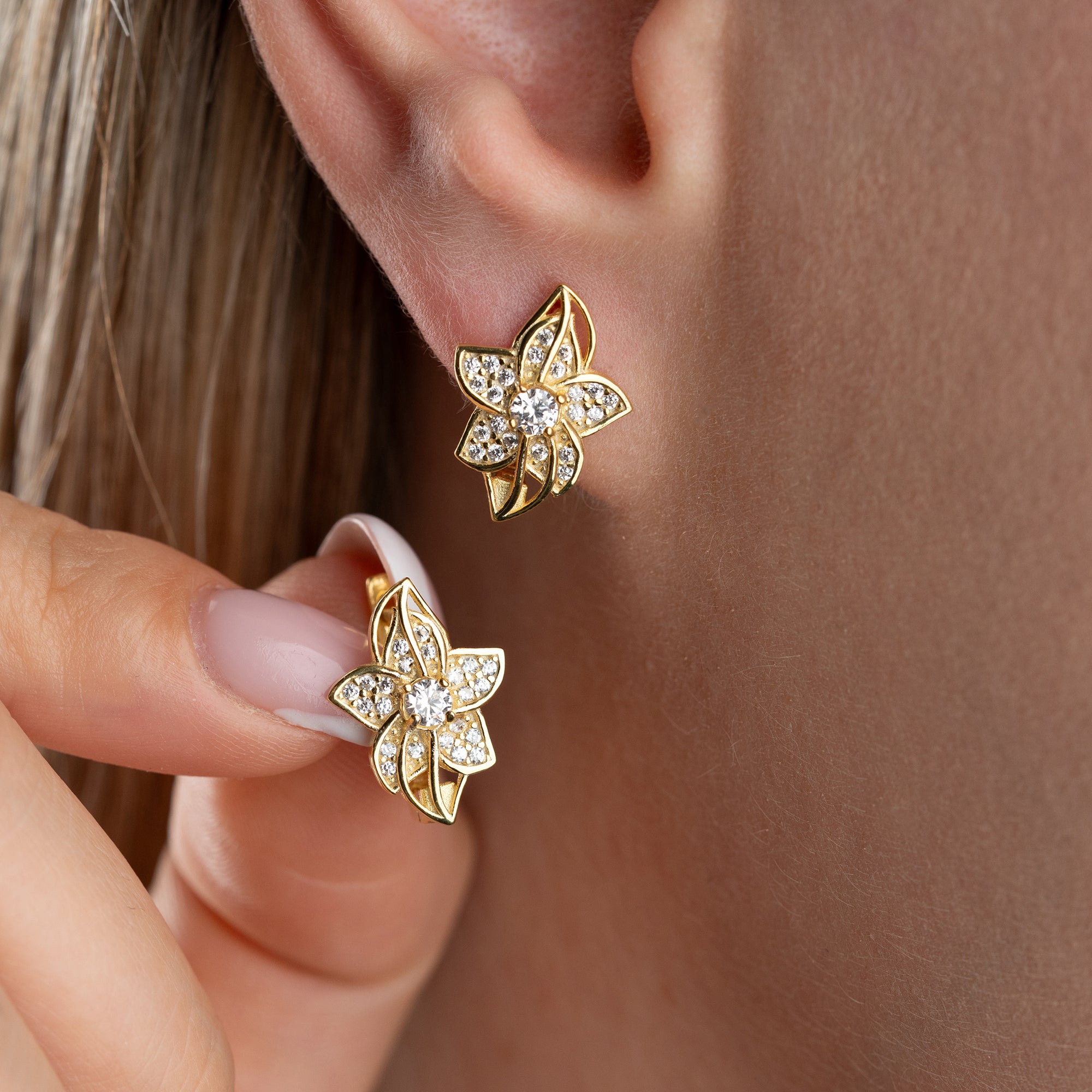 MINIMALISTISCHE BLUME MIT
OHRRINGE | 925 SILBER