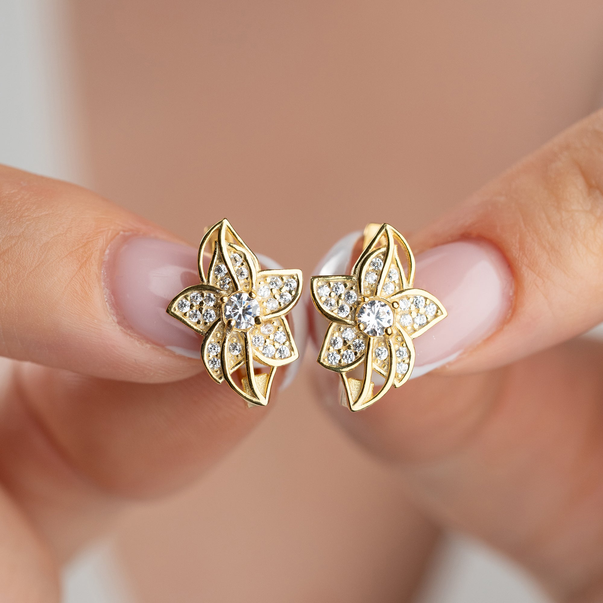 MINIMALISTISCHE BLUME MIT
OHRRINGE | 925 SILBER