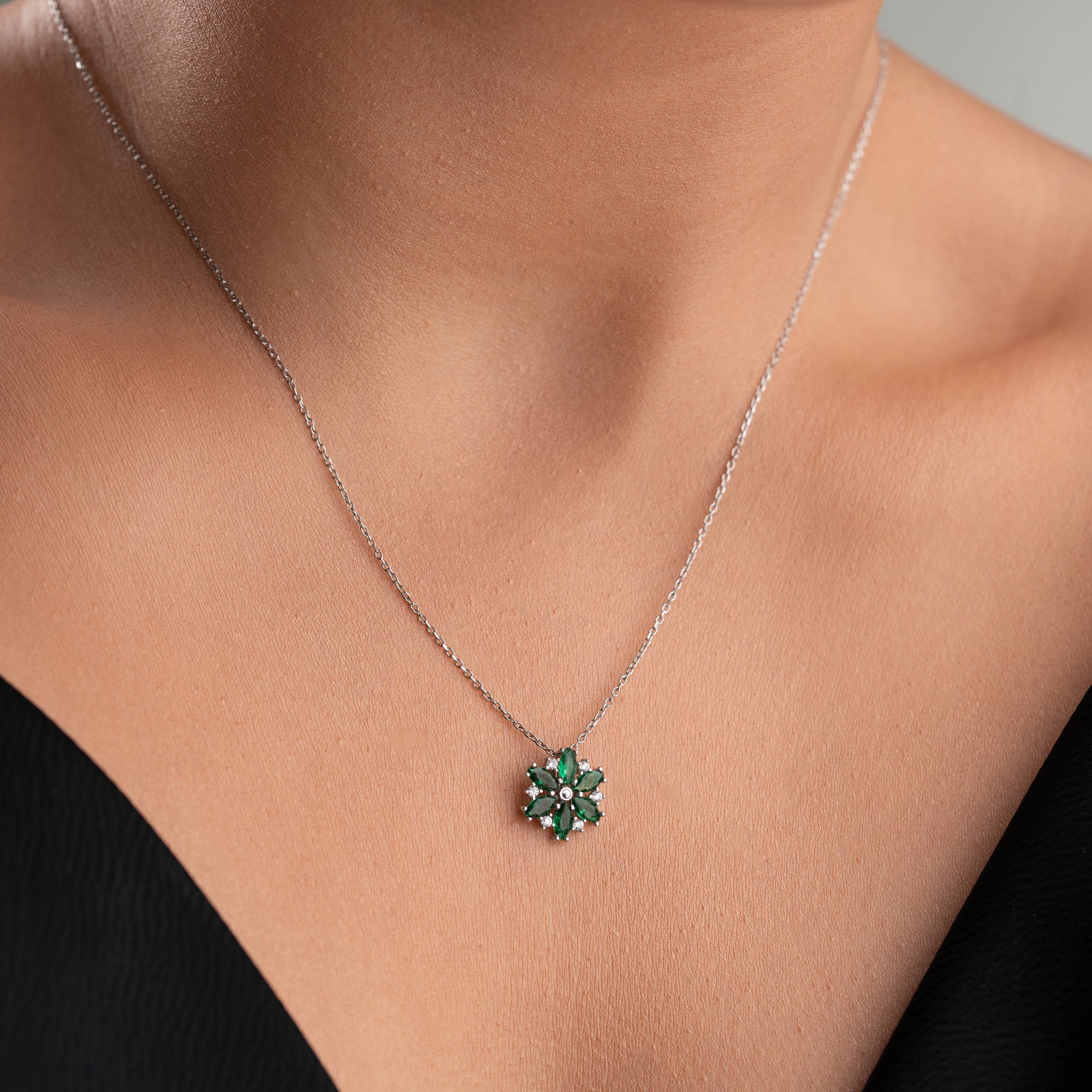 BLUME MIT GRÜNEM STEIN HALSKETTE | 925 SILBER