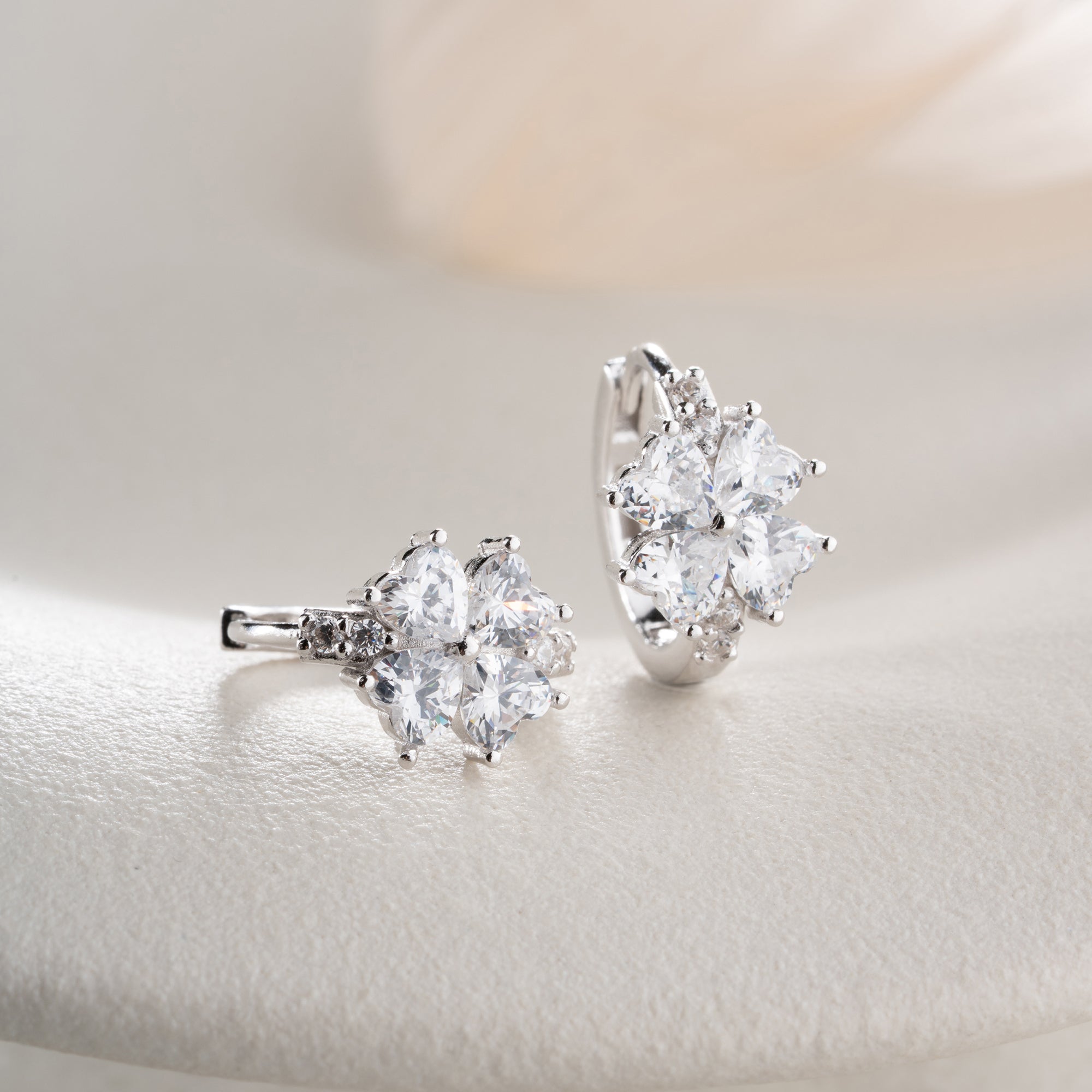 MINIMALISTISCHE BLUME AUS SILBER MIT KRISTALLSTEIN OHRRINGE | 925 SILBER