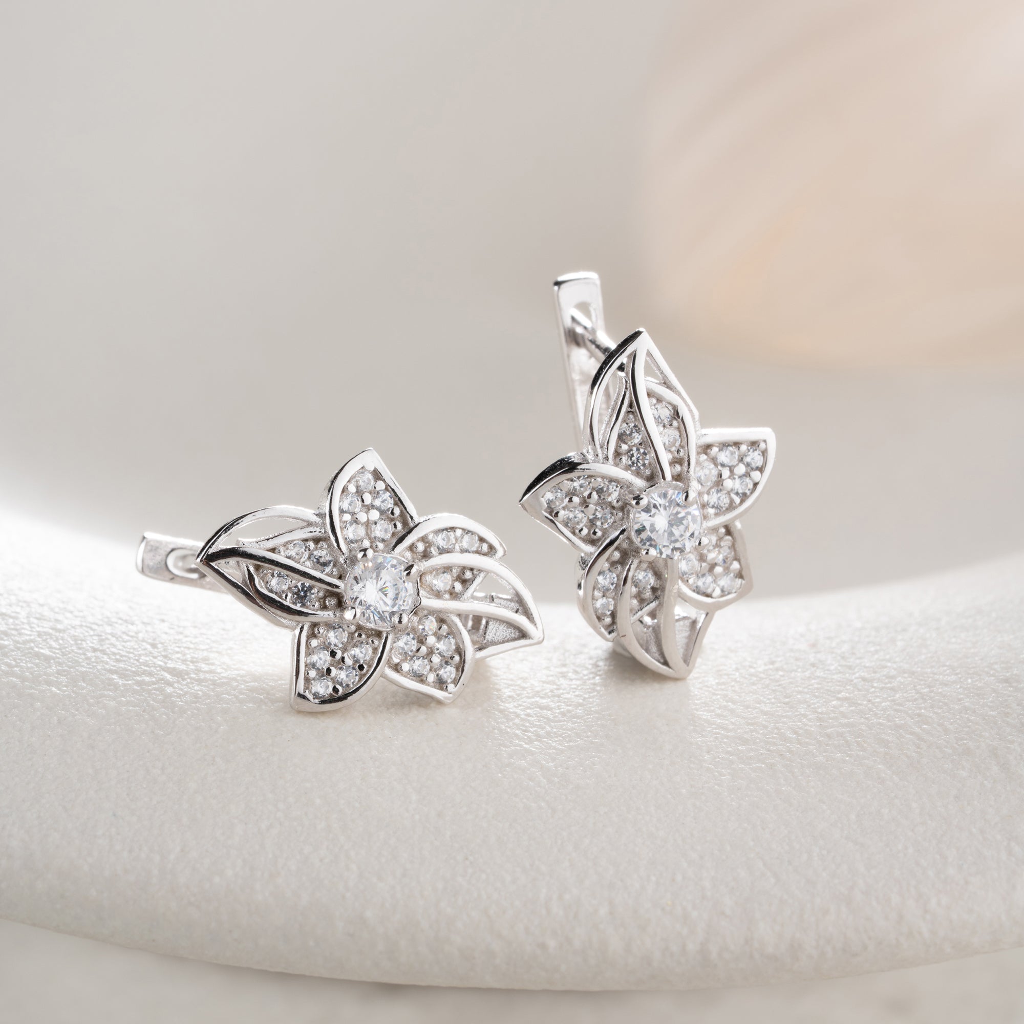 MINIMALISTISCHE SILBERBLUME MIT STEIN OHRRINGE | 925 SILBER