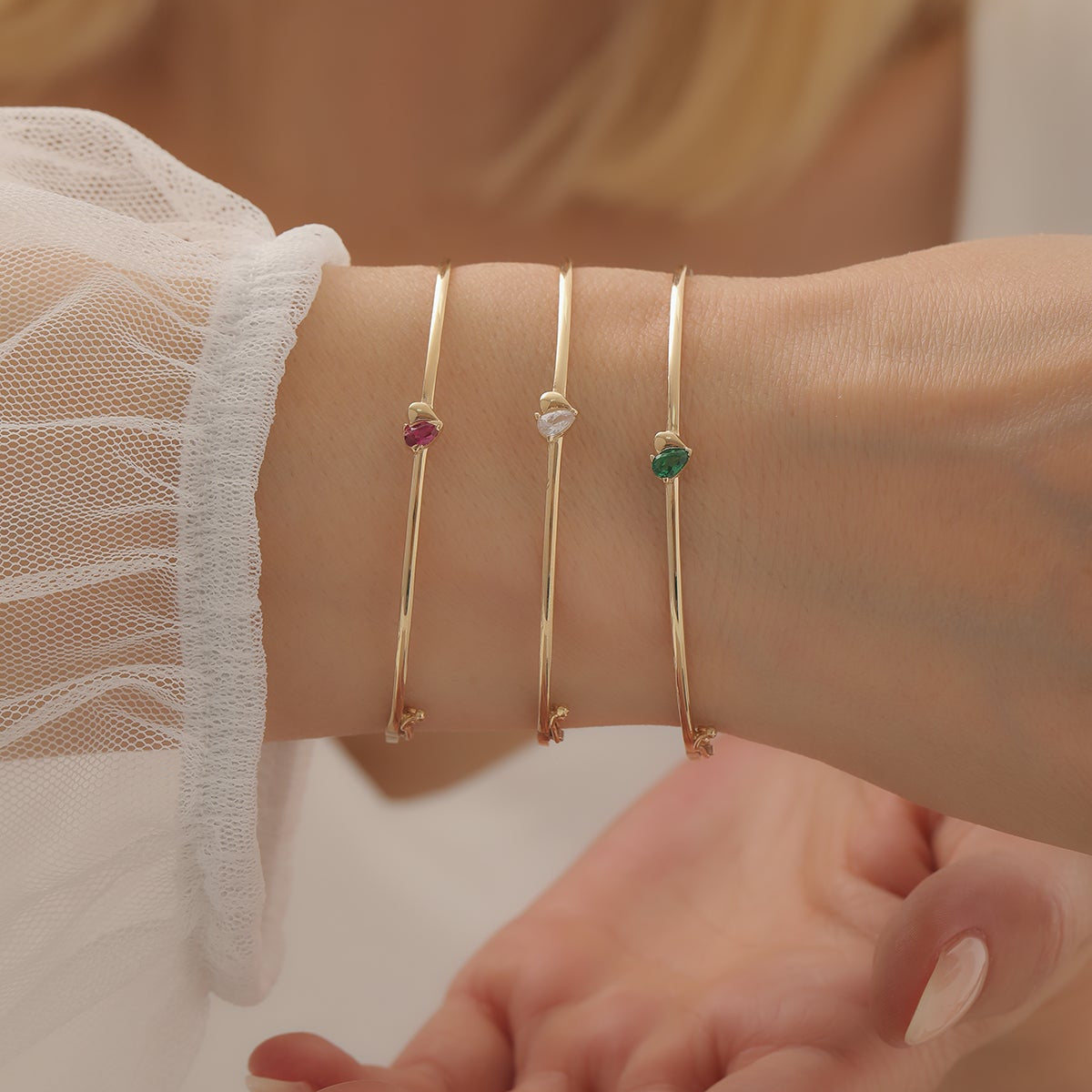 MINIMALISTISCHES HERZ MIT STEINEN-HANDSCHELLENARMBAND | 14K GOLD
