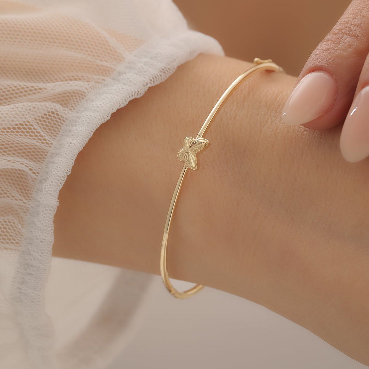 MIT SCHMETTERLINGS-DETAIL HANDSCHELLENARMBAND | 14K GOLD
