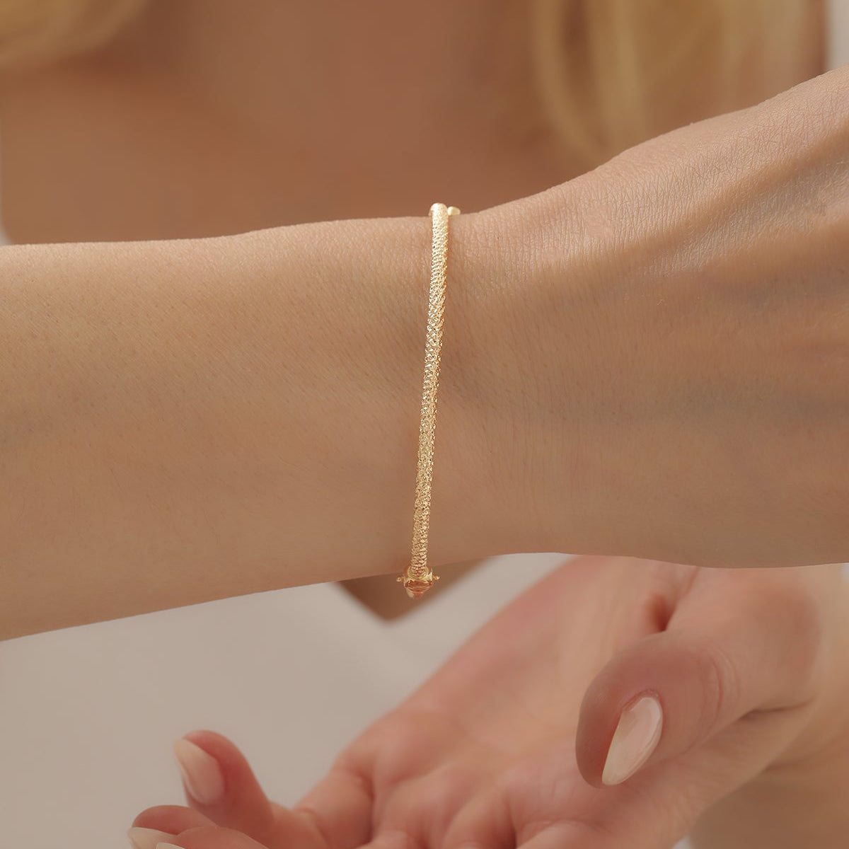 BOMBIERT MIT GLITZEREFFEKT HANDSCHELLENARMBAND | 14K GOLD