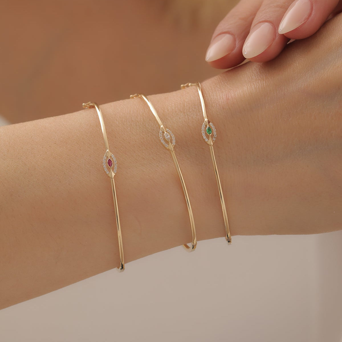 GOLDARMREIF MIT AUGEN-DETAIL HANDSCHELLENARMBAND | 14K GOLD
