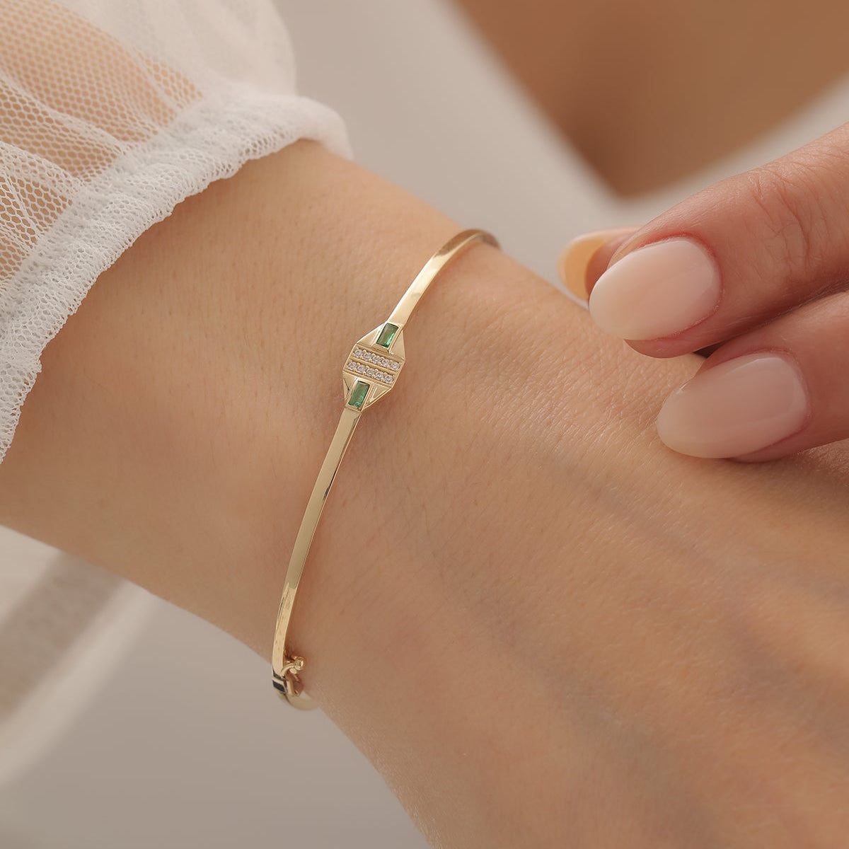 MIT FARBIGEN BAGUETTE-STEINEN HANDSCHELLENARMBAND | 14K GOLD
