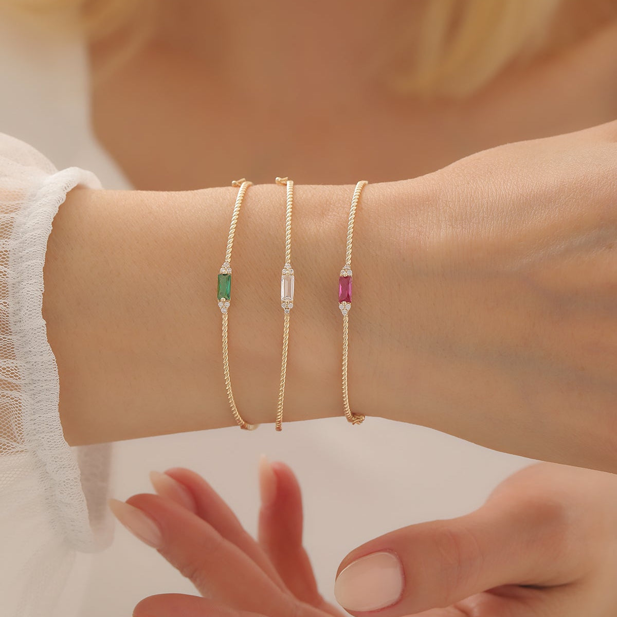 GEDREHTES BAGUETTE-STEINEN HANDSCHELLENARMBAND | 14K GOLD