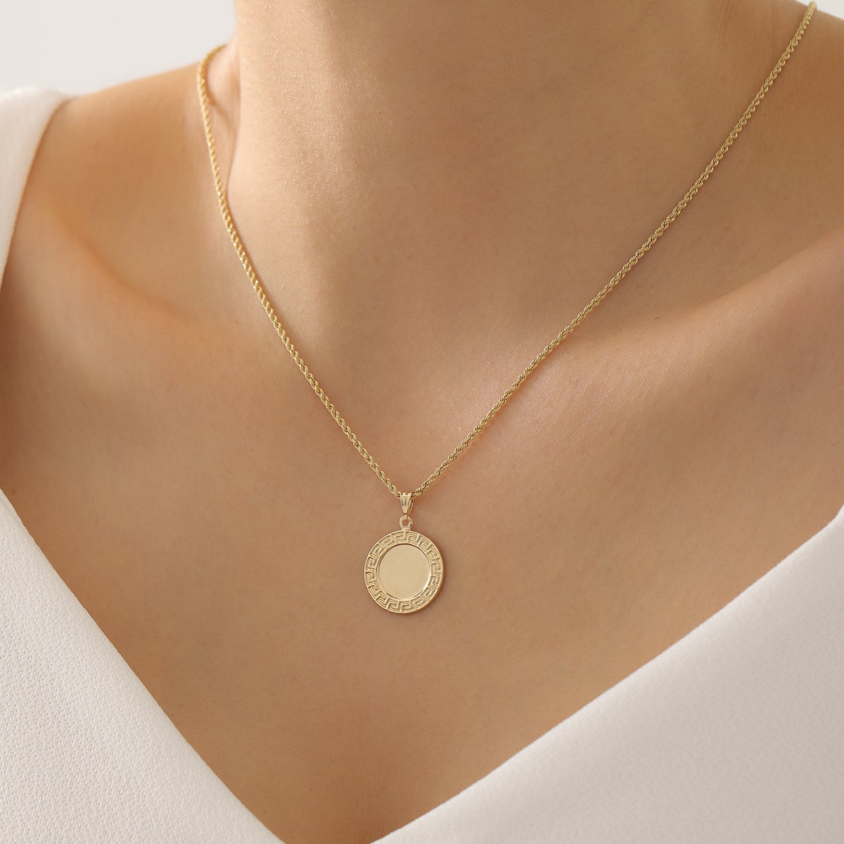 RUNDE GRAVUR-PLAKETTE IM GRIECHISCHEN DESIGN-ANHÄNGER | 14K GOLD