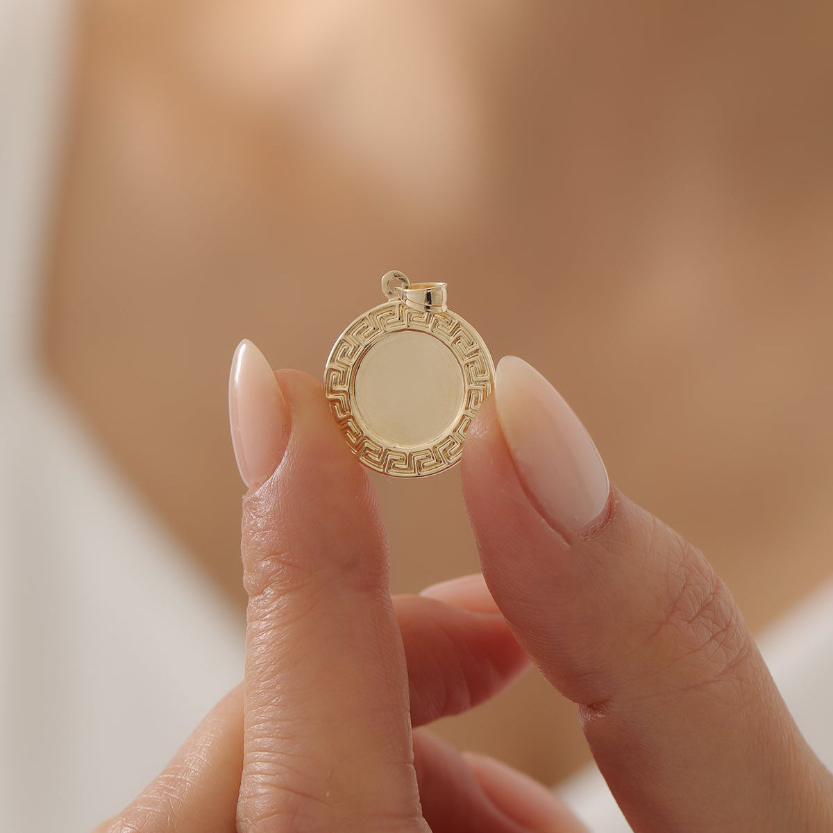 RUNDE GRAVUR-PLAKETTE IM GRIECHISCHEN DESIGN-ANHÄNGER | 14K GOLD