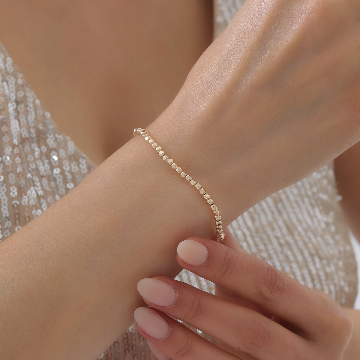 ARMBAND MIT REIHENFÖRMIGEN WÜRFEL- UND DORIKA-DETAILS | 14K GOLD