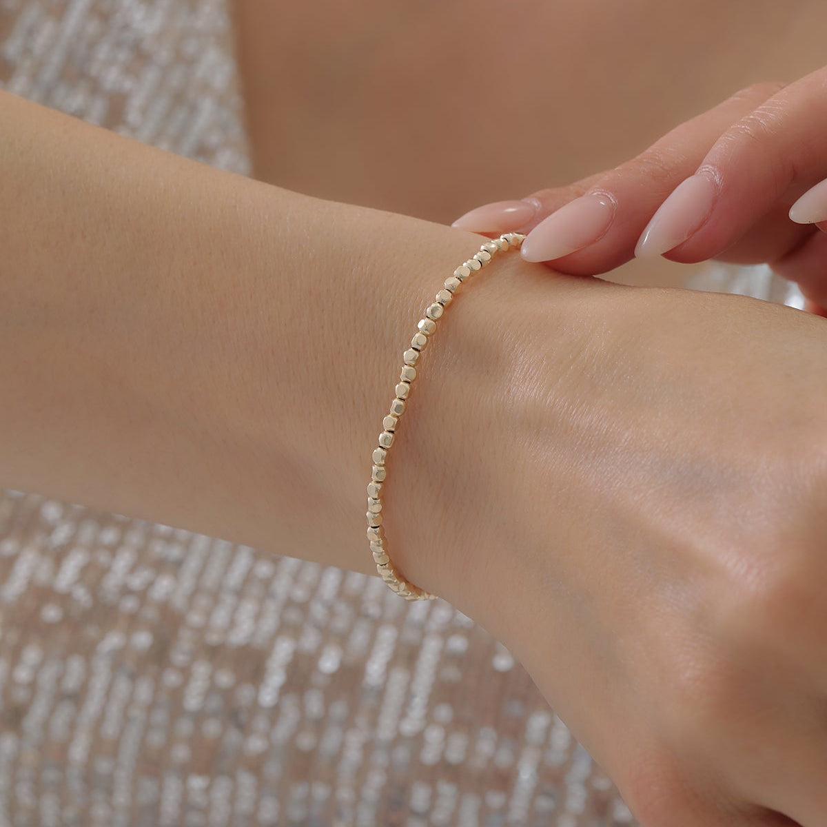 ARMBAND MIT REIHENFÖRMIGEN WÜRFEL- UND DORIKA-DETAILS | 14K GOLD