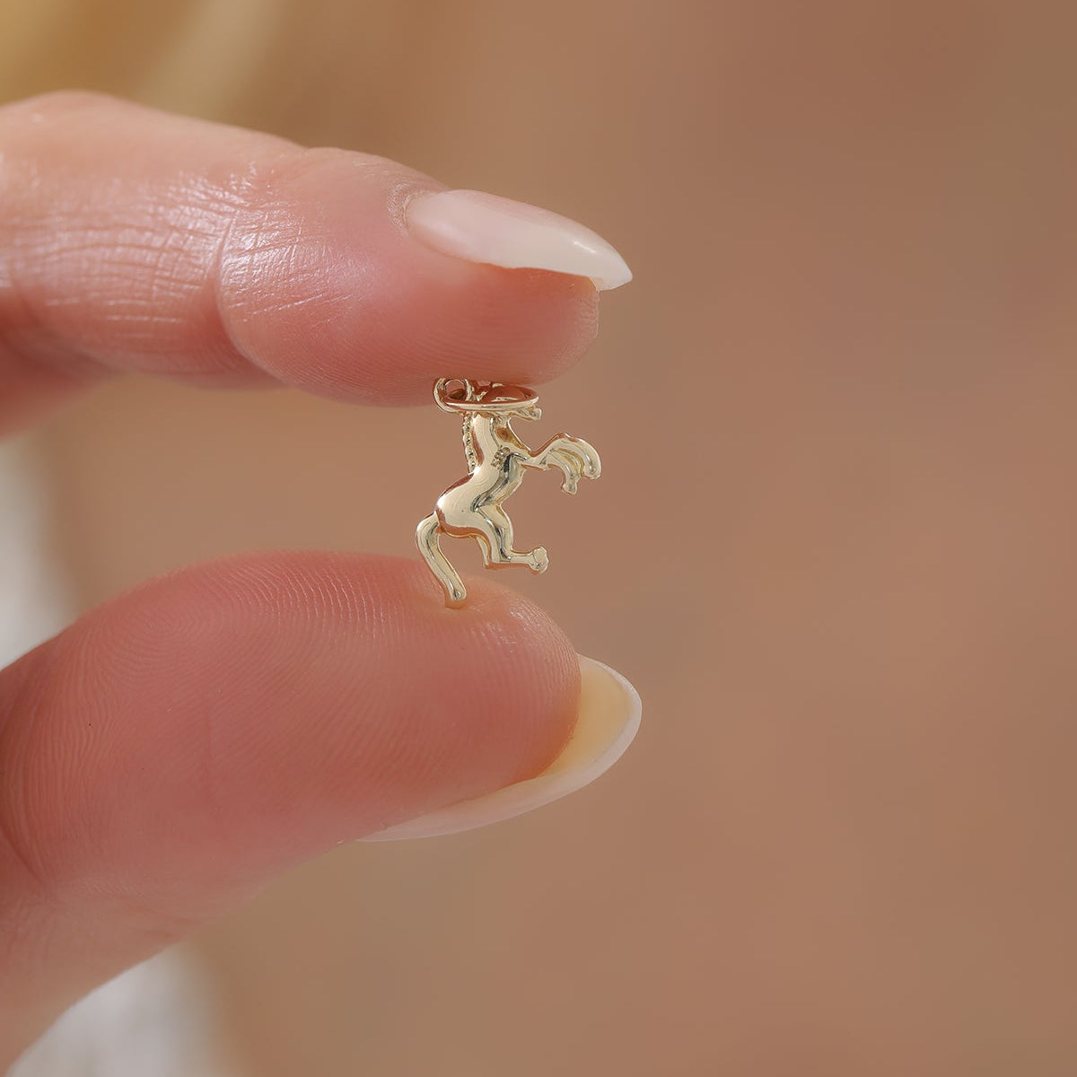 SYMBOL FÜR KRAFT FREIHEIT UND ELEGANZ DAS PFERD-ANHÄNGER | 14K GOLD