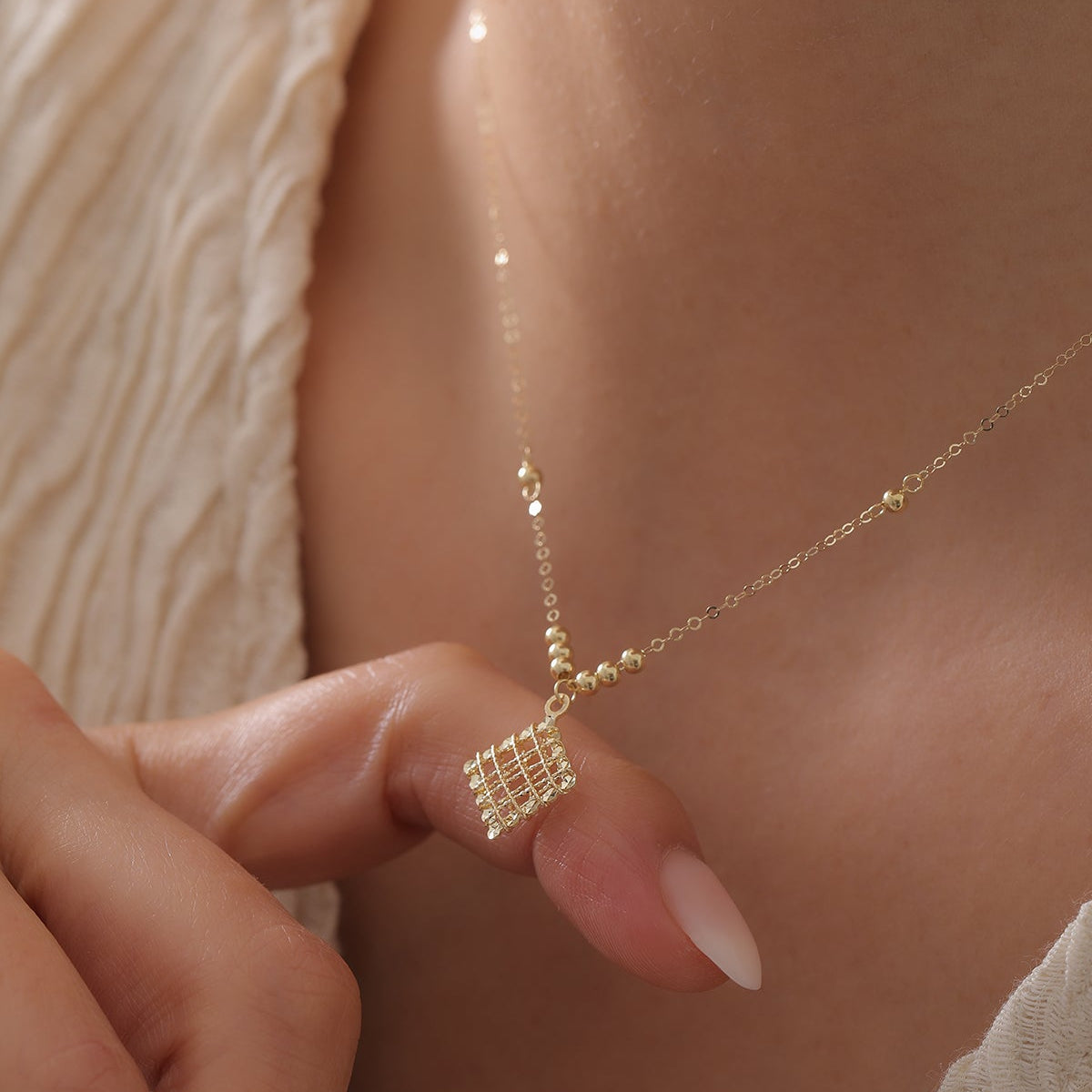 GLÄNZENDES GEOMETRISCHES QUADRAT-DESIGN HALSKETTE | 14K GOLD