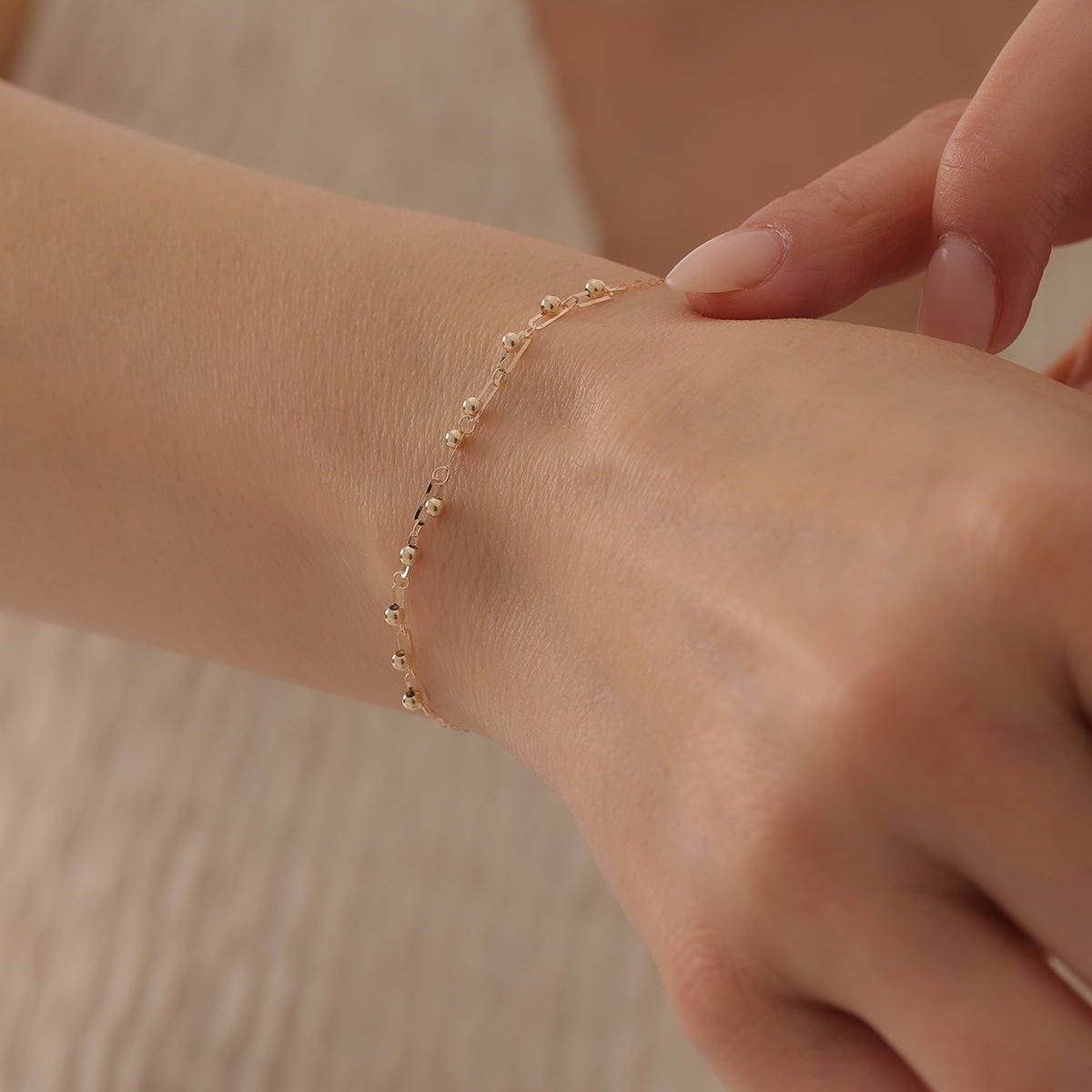 KLEINE BÜROKLAMMER MIT KUGELDETAIL ARMKETTE | 14K GOLD