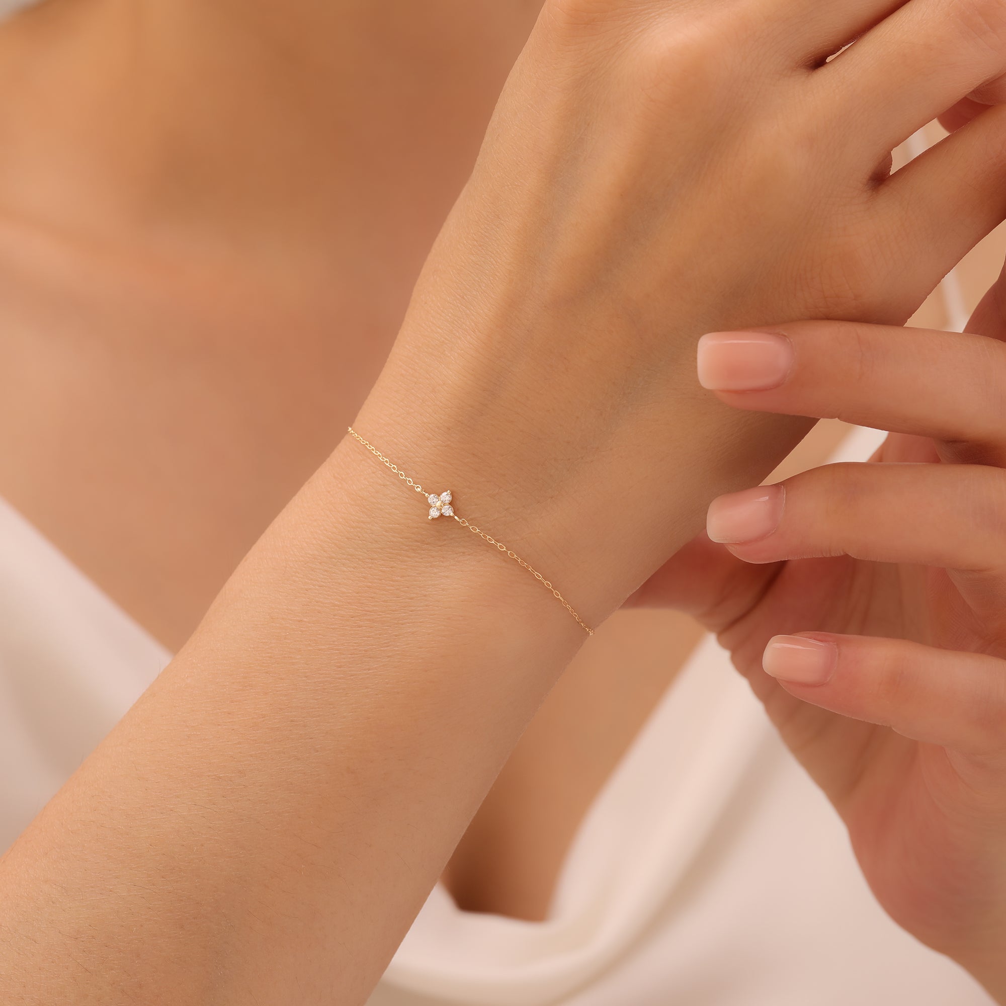 VIERSTEINIGE MINIMALISTISCHE BLUME ARMKETTE | 14K GOLD