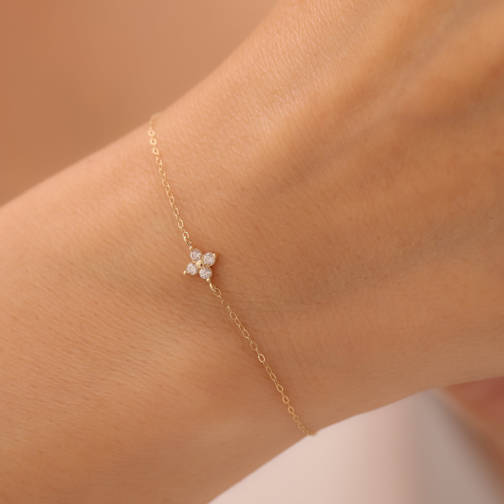 VIERSTEINIGE MINIMALISTISCHE BLUME ARMKETTE | 14K GOLD
