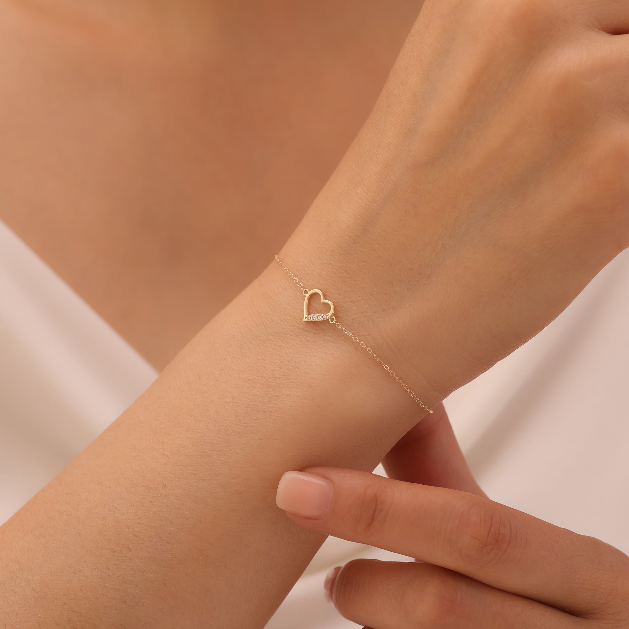 MINIMALISTISCHES HERZ MIT VIER ZIRKONIA-STEINEN ARMKETTE | 14K GOLD