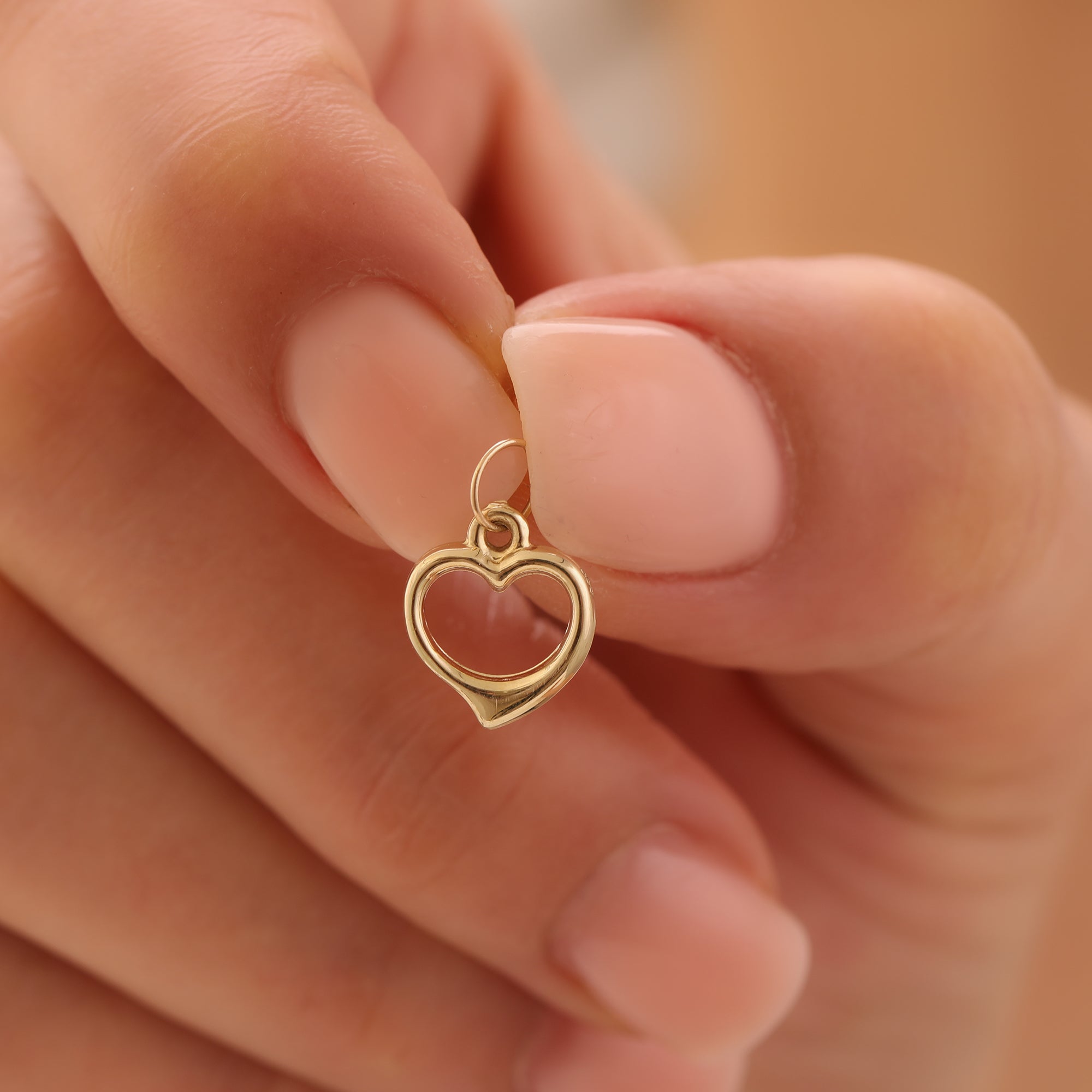 MINIMAL ELEGANTES HOHLES HERZ-ANHÄNGER | 14K GOLD