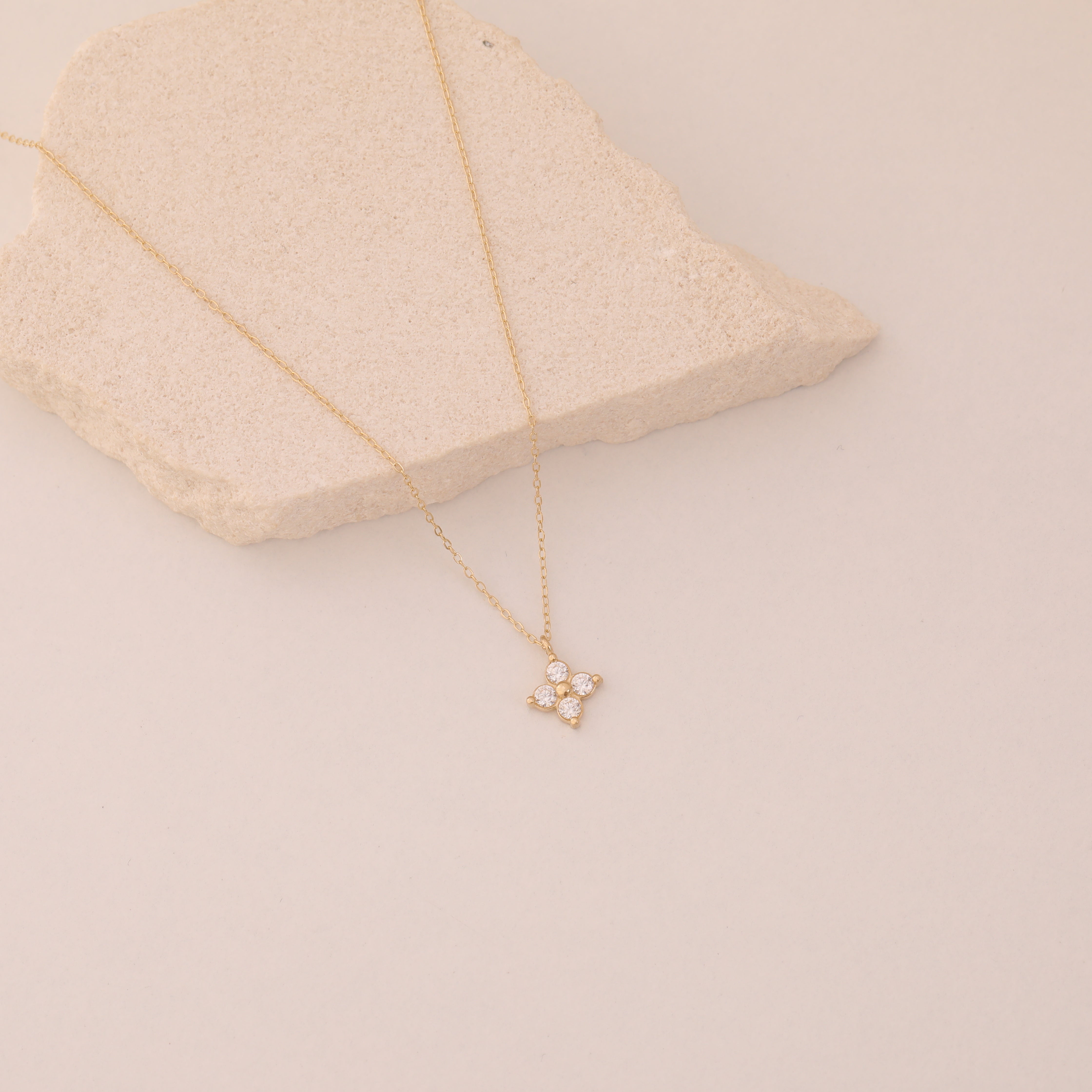 ELEGANTE BLUME MIT ZIRKONSTEIN HALSKETTE | 14K GOLD